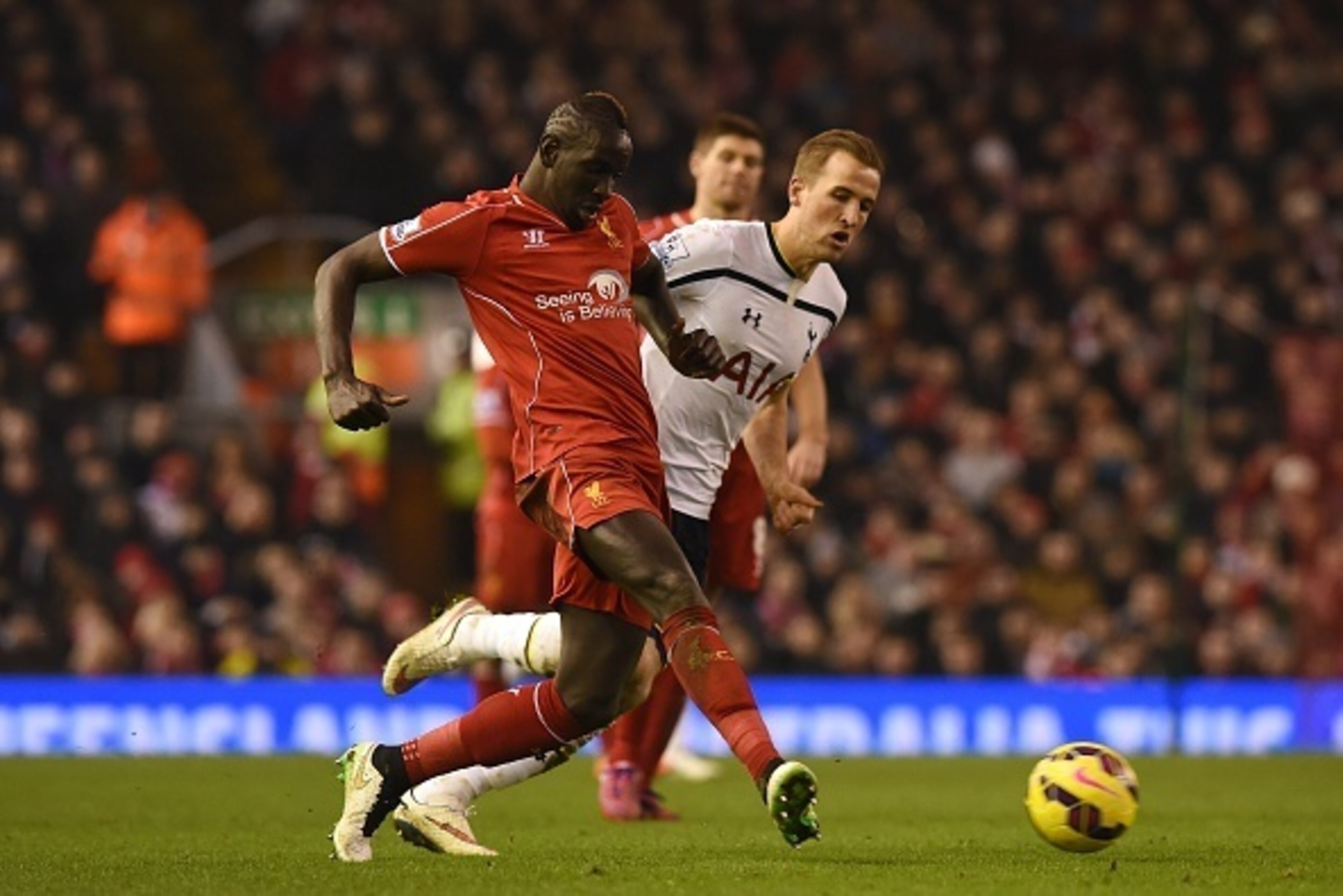 Liverpool's French defender Mamadou Sakho (L) plays the ball under pressure from Tottenham Hotspur's English striker Harry Kane (R) during the English Premier League football match between Liverpool and Tottenham Hotspur at the Anfield stadium in Liverpoo