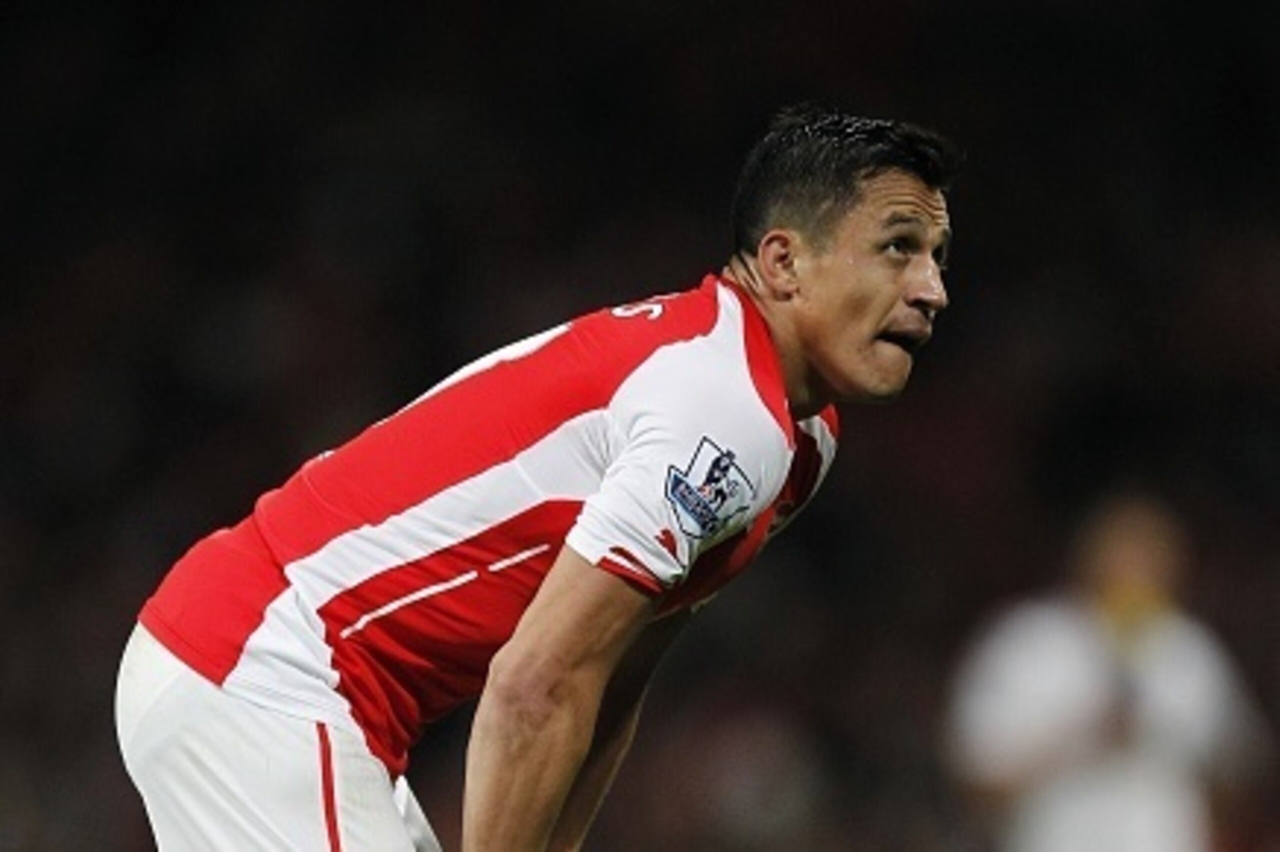 Arsenals Chilean striker Alexis Sanchez pauses during the English Premier League football match between Arsenal and Swansea City at the Emirates Stadium in London on May 11, 2015.    AFP PHOTO / IAN KINGTON

RESTRICTED TO EDITORIAL USE. No use with unauth