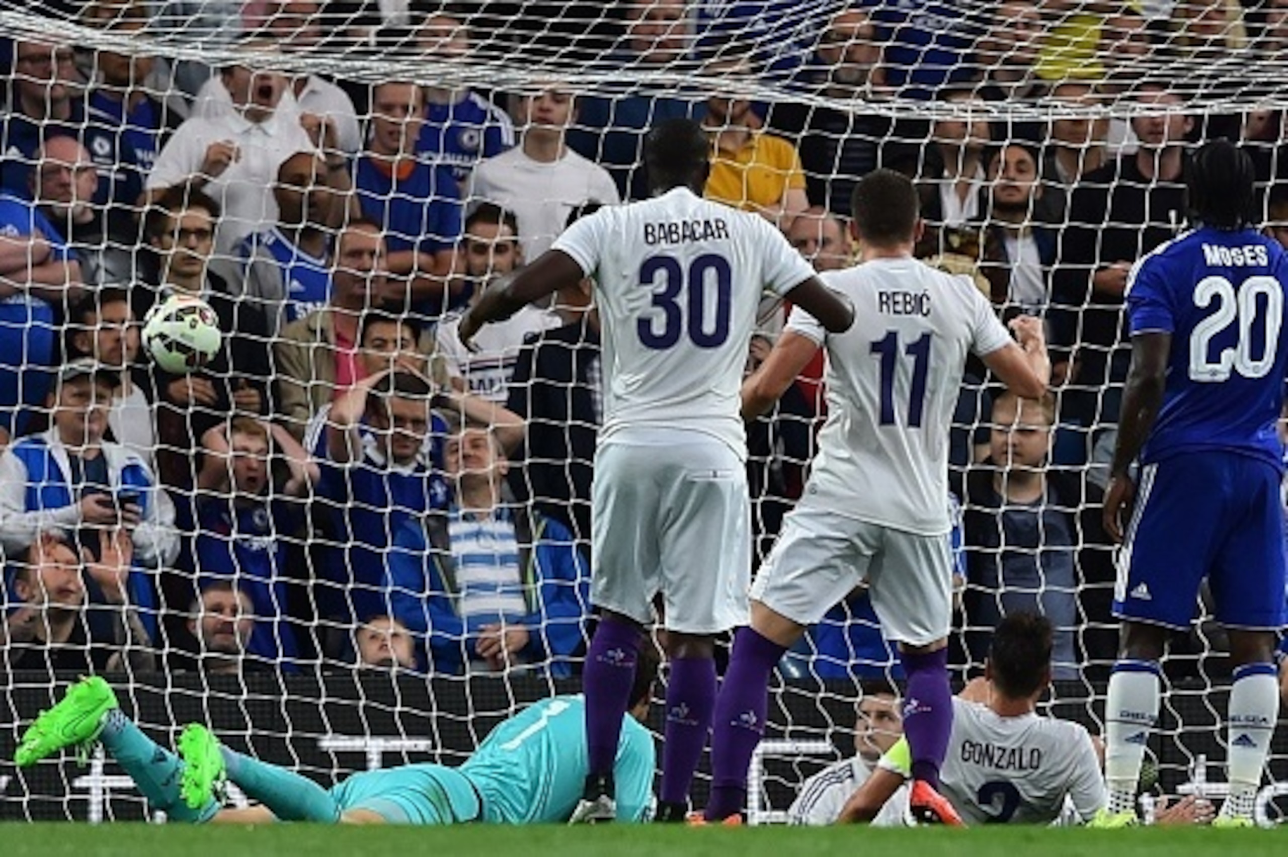 Fiorentina's defender from Argentina Gonzalo (2R floor) scores the opening goal past Chelsea's Belgian goalkeeper Thibaut Courtois (L) during the pre-season friendly International Champions Cup football match between Chelsea and Fiorentina at Stamford Bri