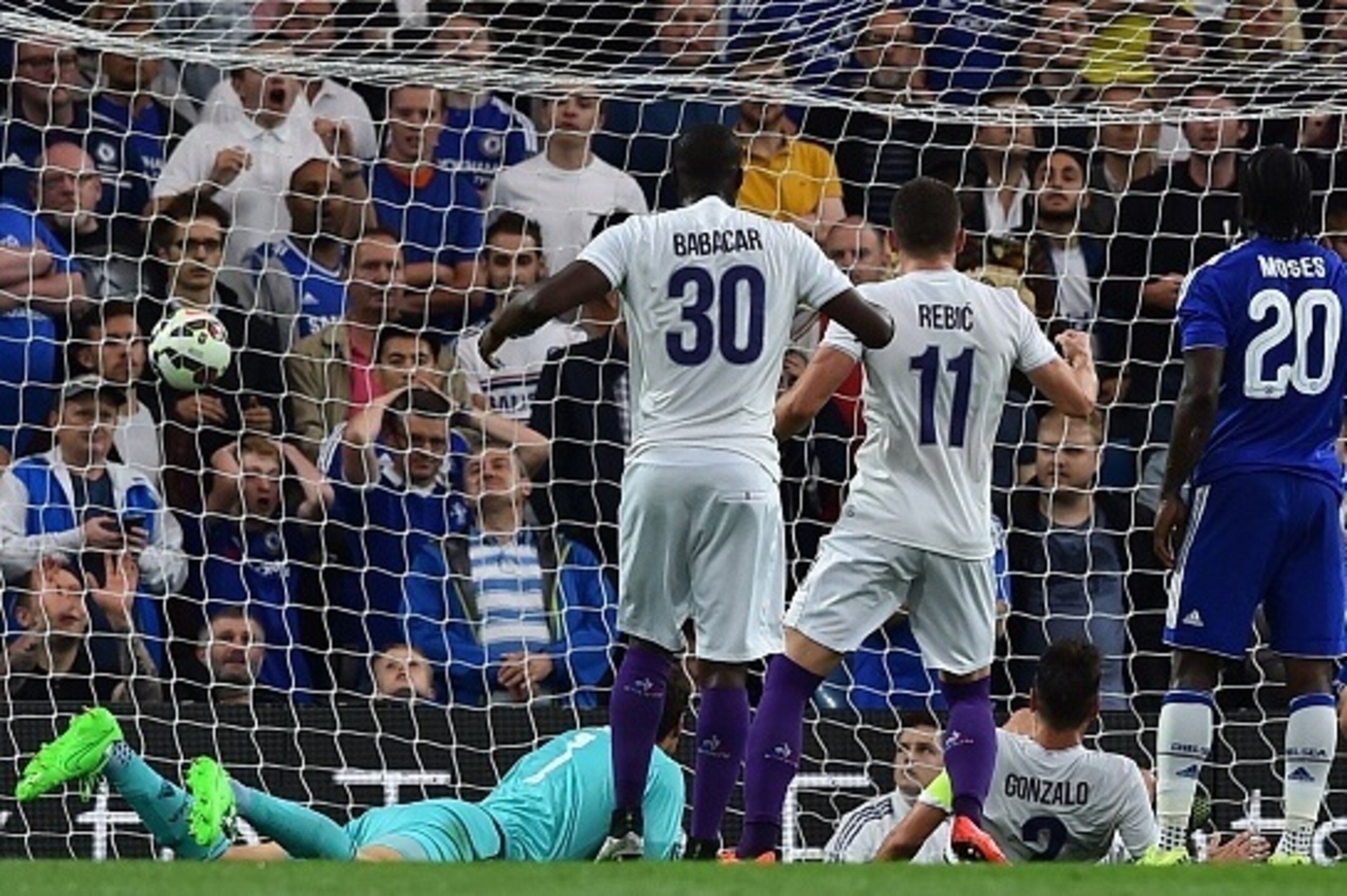 Fiorentina's defender from Argentina Gonzalo (2R floor) scores the opening goal past Chelsea's Belgian goalkeeper Thibaut Courtois (L) during the pre-season friendly International Champions Cup football match between Chelsea and Fiorentina at Stamford Bri