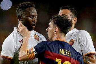 incident fight between (L-R) Y Mapou of AS Roma, Lionel Messi of FC Barcelona during the Joan Gamper Trophy match between Barcelona and AS Roma on August 5, 2015 at the Camp Nou stadium in Barcelona, Spain.(Photo by VI Images via Getty Images)