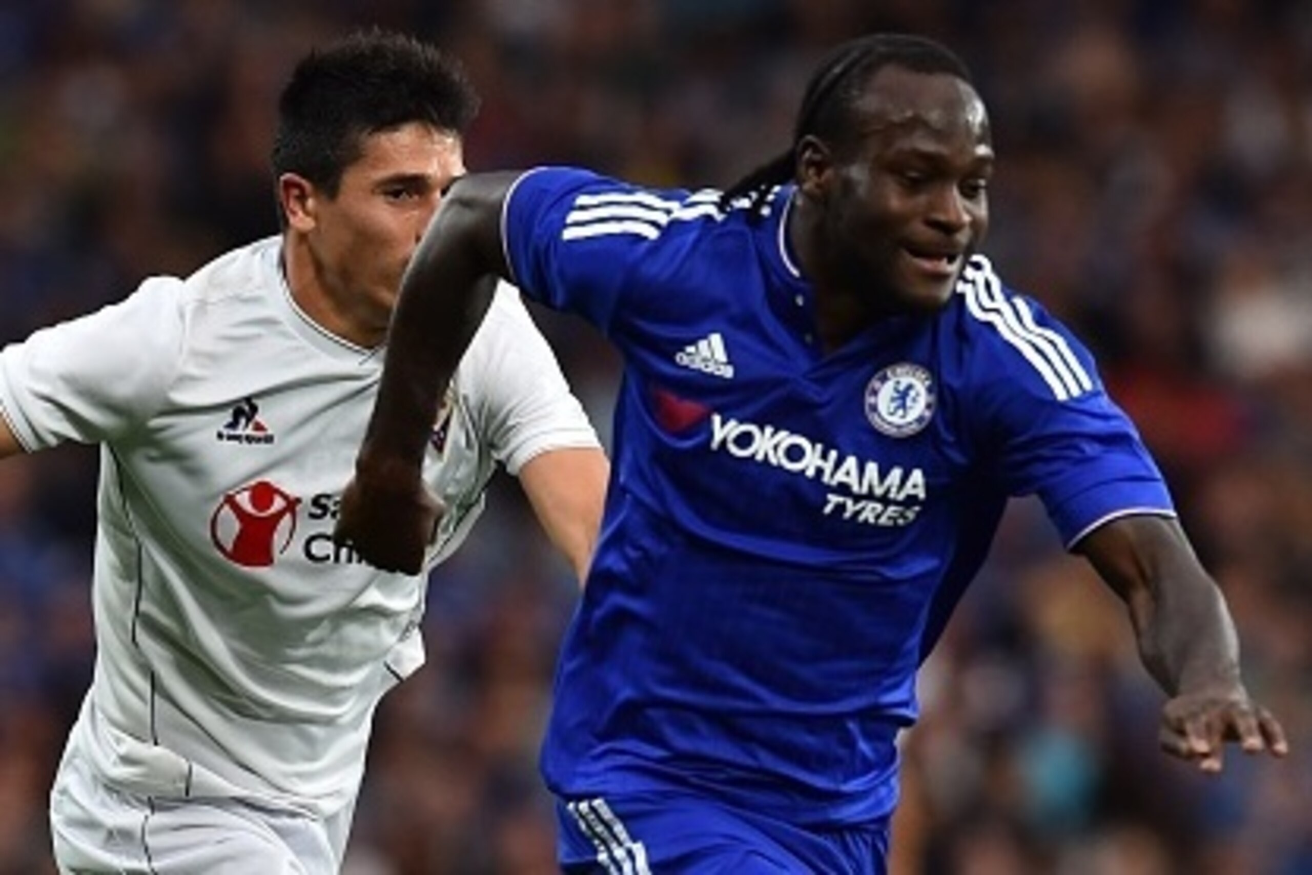 Fiorentina's Argentinian defender Facundo Roncaglia (L) chases Chelsea's Nigerian midfielder Victor Moses (R) during the pre-season friendly International Champions Cup football match between Chelsea and Fiorentina at Stamford Bridge in London on August 5