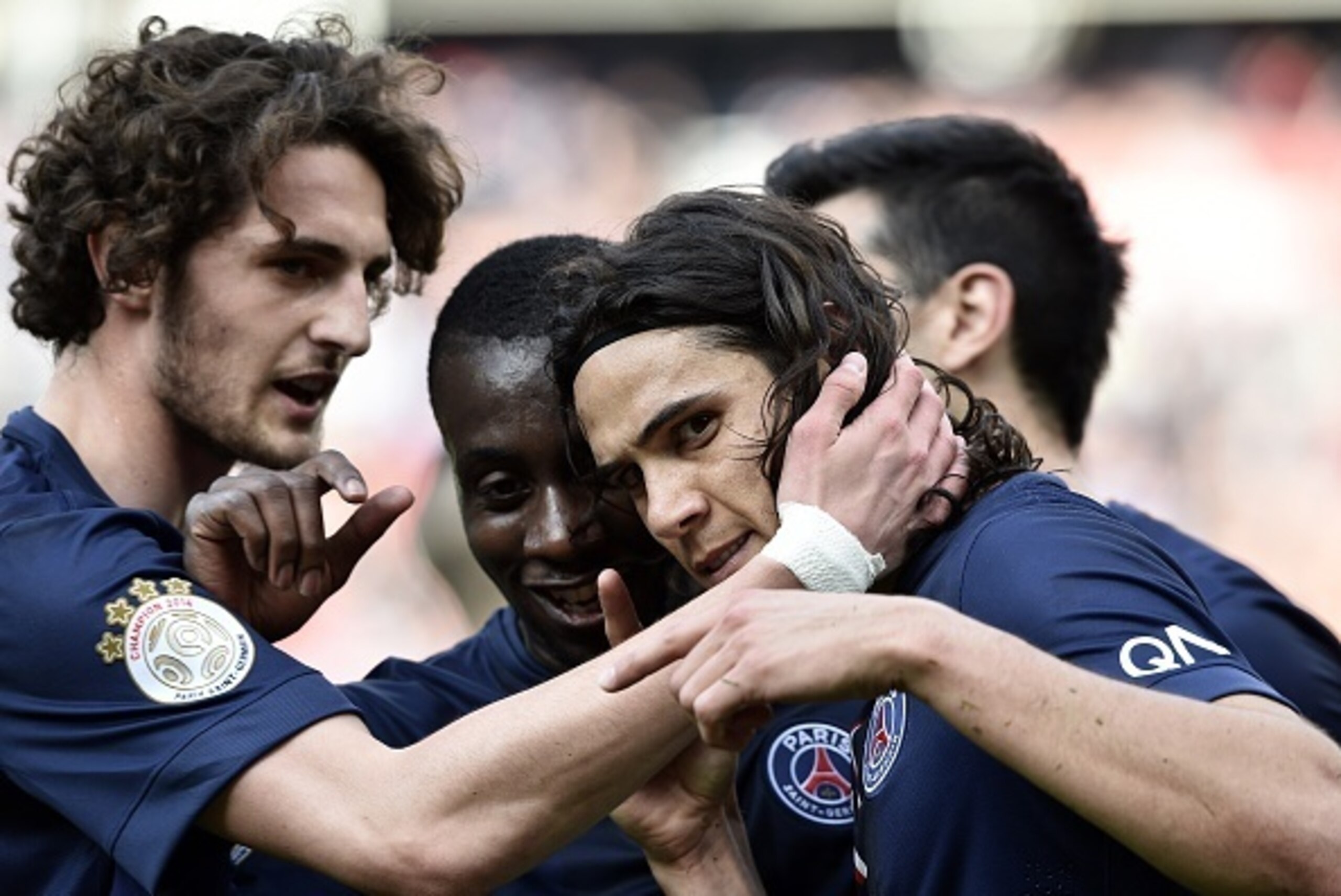 Paris Saint-Germain's Uruguyan forward Edinson Cavani (R) is congutaled by Paris Saint-Germain's French midfielder Adrien Rabiot (L) and Paris Saint-Germain's French midfielder Blaise Matuidi (C) during the French L1 football match between Paris Saint-Ger Paris Saint-Germain's Uruguyan forward Edinson Cavani (R) is congutaled by Paris Saint-Germain's French midfielder Adrien Rabiot (L) and Paris Saint-Germain's French midfielder Blaise Matuidi (C) during the French L1 football match between Paris Saint-Ger