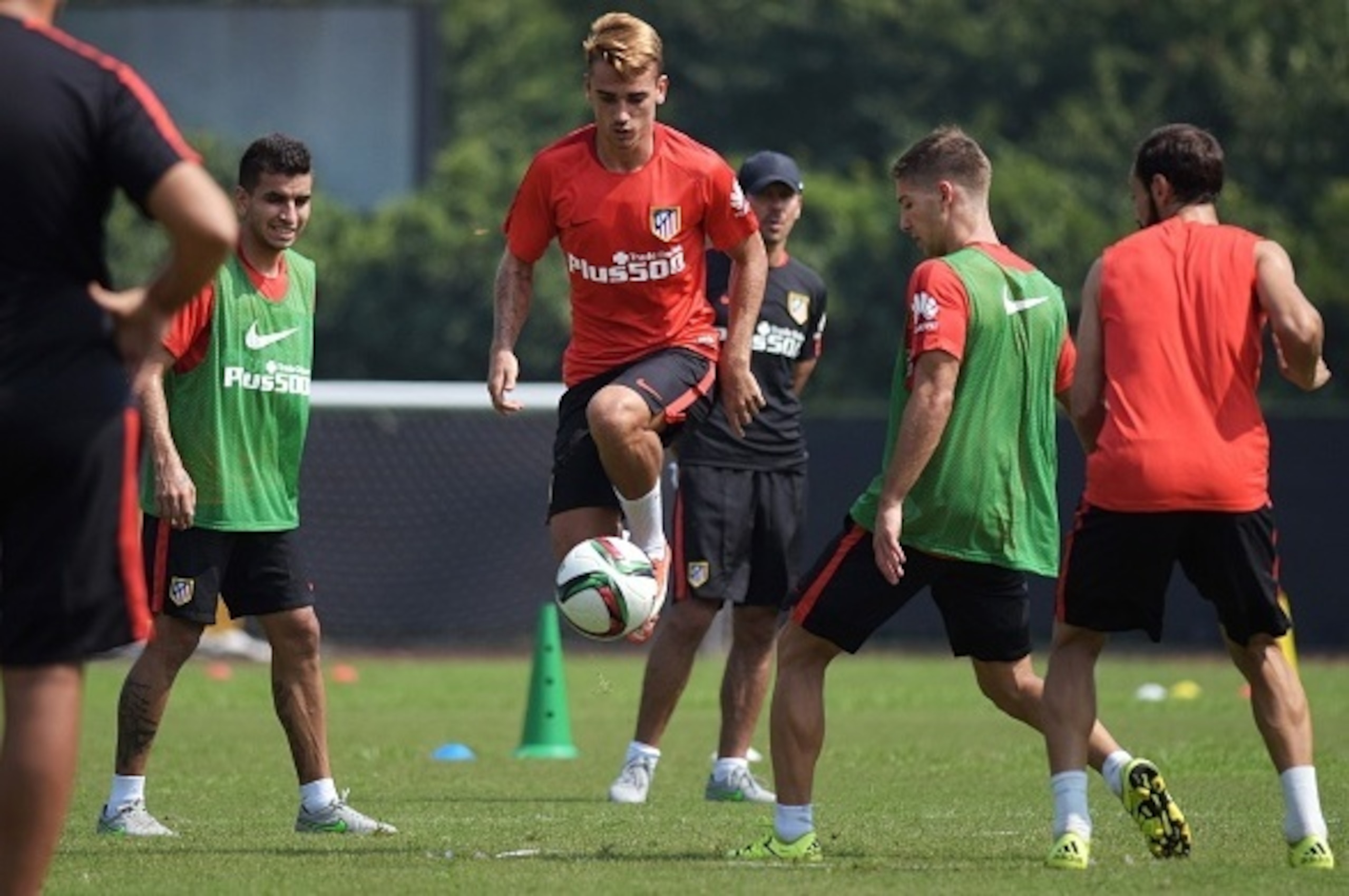 Atletico Madrid's French forward Antoine Griezmann (C) attends a training session one day before the friendly football match between SIPG Shanghai and Atletico Madrid in Shanghai on August 3, 2015.    AFP PHOTO / JOHANNES EISELE        (Photo credit shoul