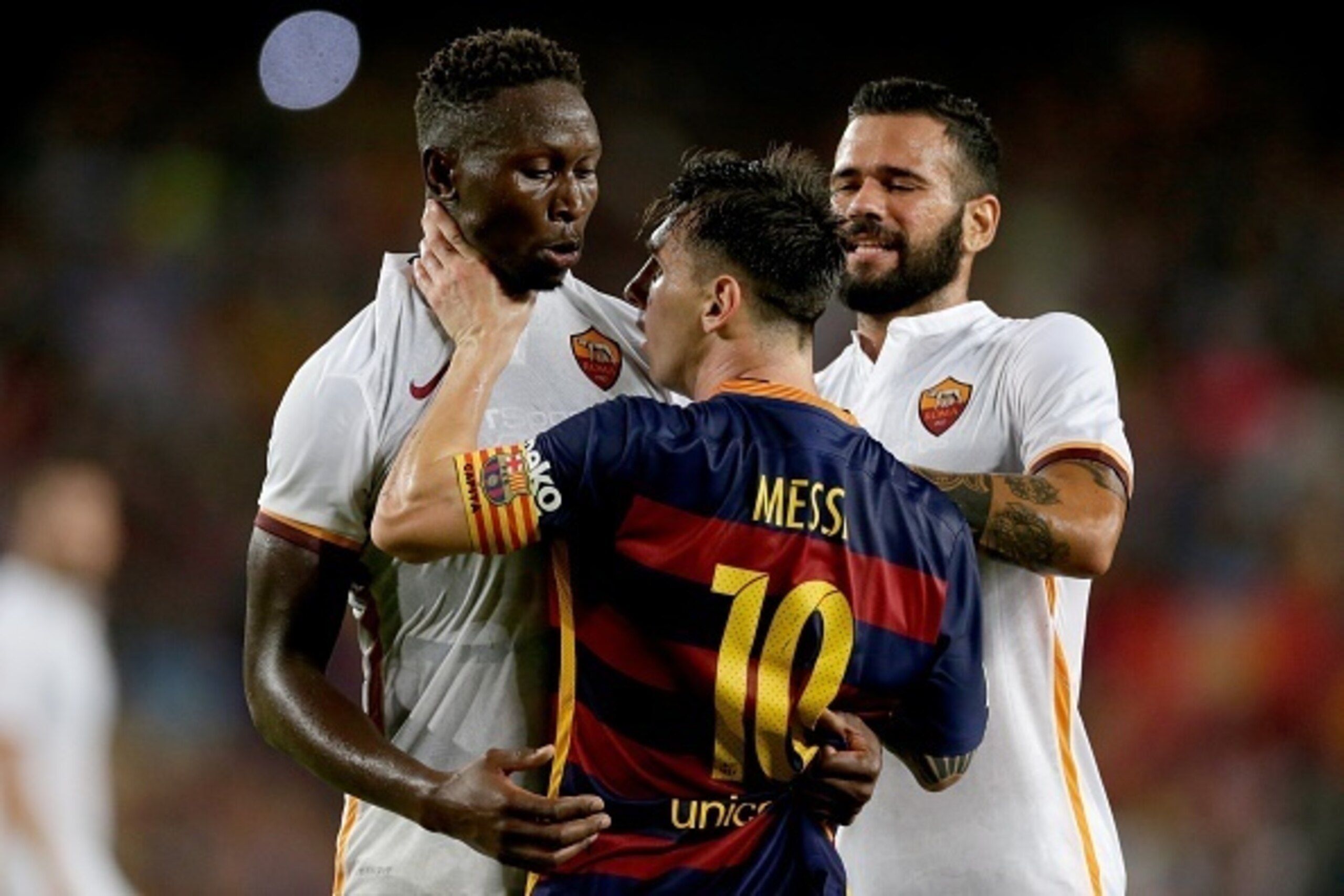 incident fight between (L-R) Y Mapou of AS Roma, Lionel Messi of FC Barcelona during the Joan Gamper Trophy match between Barcelona and AS Roma on August 5, 2015 at the Camp Nou stadium in Barcelona, Spain.(Photo by VI Images via Getty Images)