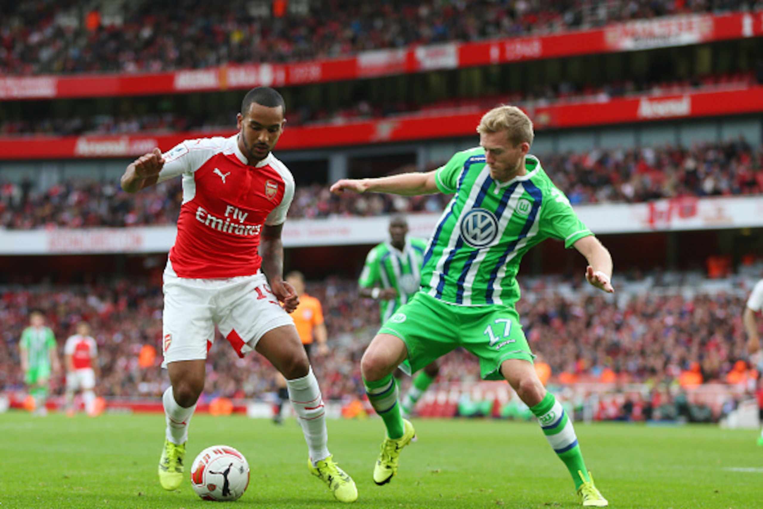LONDON, ENGLAND - JULY 26: Theo Walcott of Arsenal and Andre Schurrle of Wolfsburg during the Emirates Cup match between Arsenal and VfL Wolfsburg at Emirates Stadium on July 26, 2015 in London, England. (Photo by Catherine Ivill - AMA/Getty Images). LONDON, ENGLAND - JULY 26: Theo Walcott of Arsenal and Andre Schurrle of Wolfsburg during the Emirates Cup match between Arsenal and VfL Wolfsburg at Emirates Stadium on July 26, 2015 in London, England. (Photo by Catherine Ivill - AMA/Getty Images).