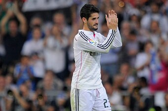 MADRID, SPAIN - OCTOBER 25:  Isco of Real Madrid CF applauds on being substituted during the La Liga match between Real Madrid CF and FC Barcelona at Estadio Santiago Bernabeu on October 25, 2014 in Madrid, Spain.  (Photo by Denis Doyle/Getty Images)