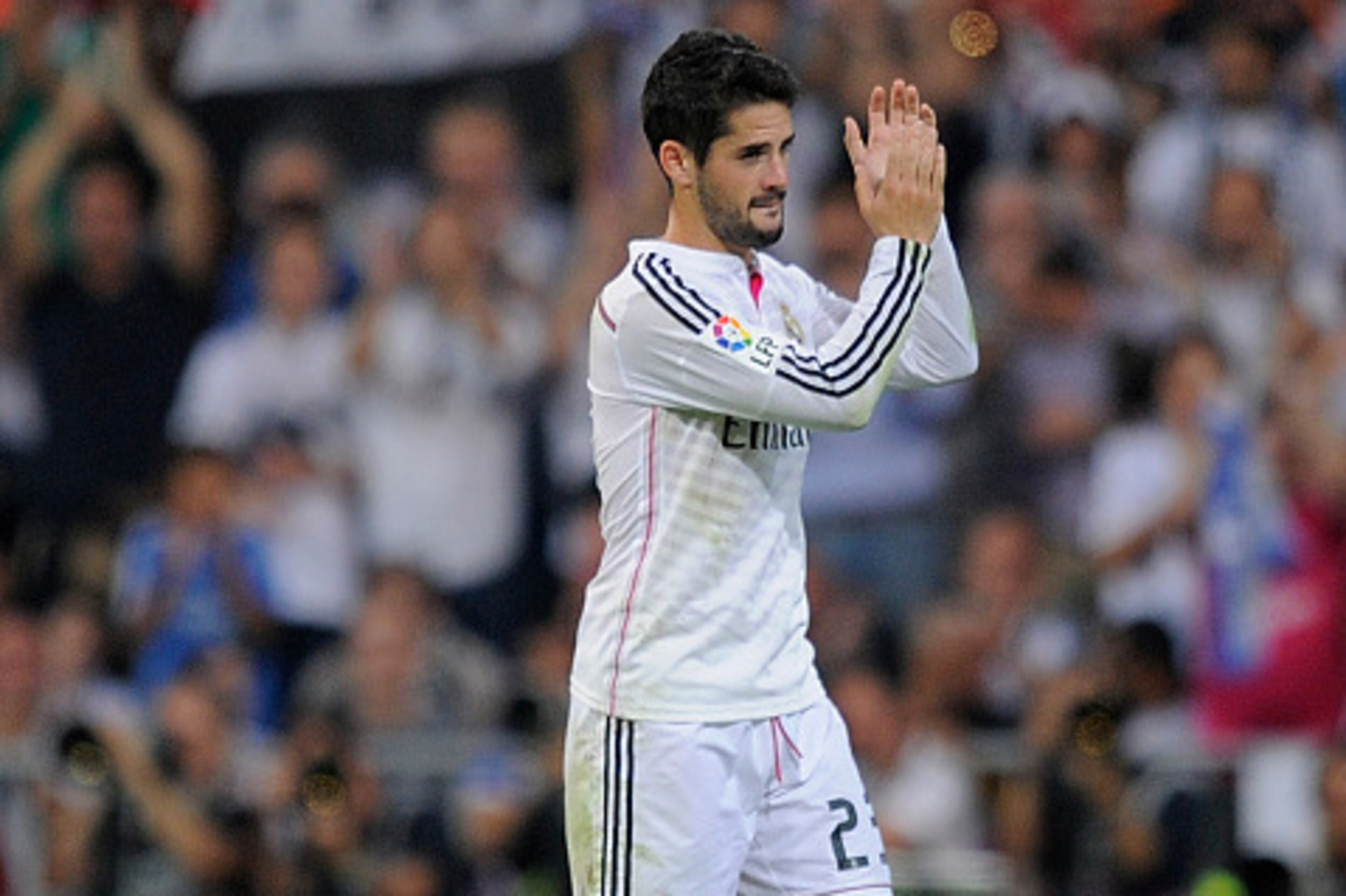 MADRID, SPAIN - OCTOBER 25:  Isco of Real Madrid CF applauds on being substituted during the La Liga match between Real Madrid CF and FC Barcelona at Estadio Santiago Bernabeu on October 25, 2014 in Madrid, Spain.  (Photo by Denis Doyle/Getty Images)