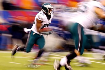 EAST RUTHERFORD, NJ - DECEMBER 28:  LeSean McCoy #25 of the Philadelphia Eagles carries the ball against the New York Giants during a game at MetLife Stadium on December 28, 2014 in East Rutherford, New Jersey.  (Photo by Al Bello/Getty Images)