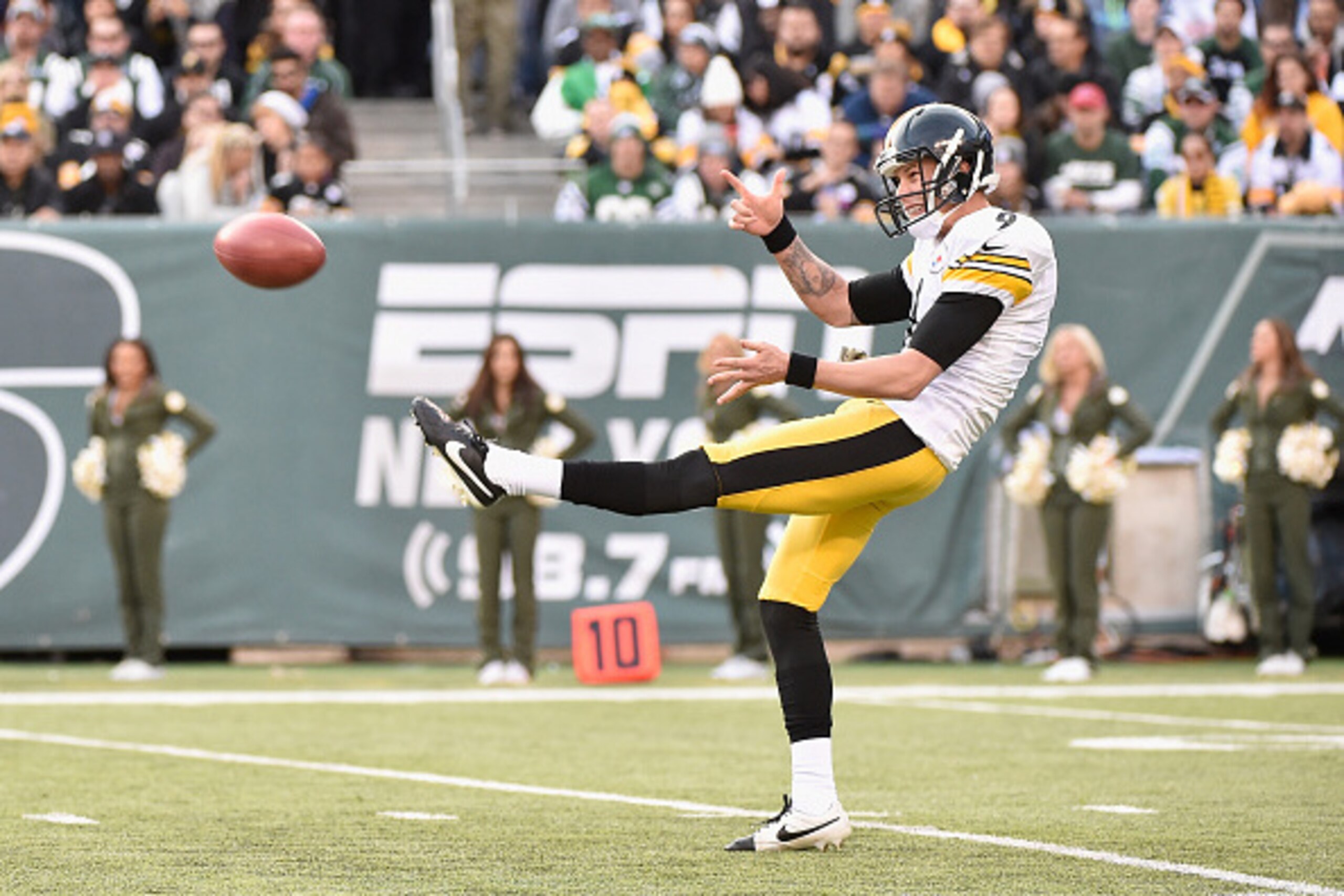 EAST RUTHERFORD, NJ - NOVEMBER 03:   Brad Wing #9 of the Pittsburgh Steelers in action against the New York Jets during their game at MetLife Stadium on November 3, 2014 in East Rutherford, New Jersey.  (Photo by Al Bello/Getty Images)