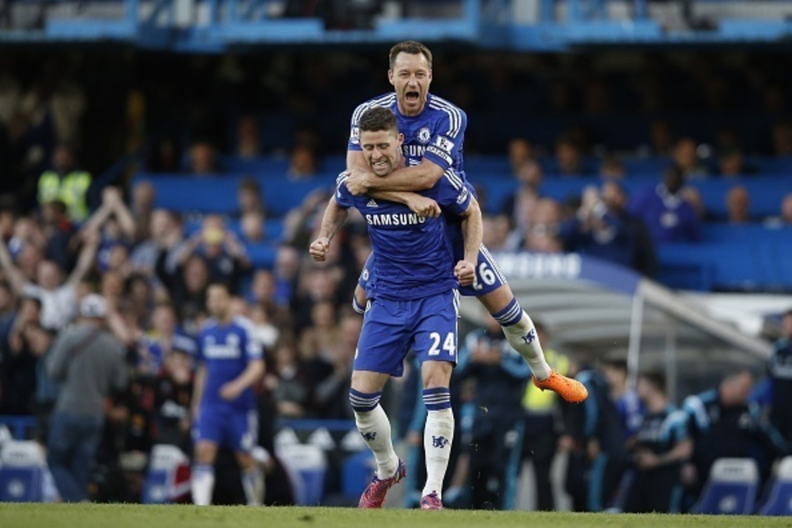 Chelsea's English defender John Terry (top) and Chelsea's English defender Gary Cahill (bottom) celebrate their 1-0 victory after the final whistle of the English Premier League football match between Chelsea and Manchester United at Stamford Bridge in Lo