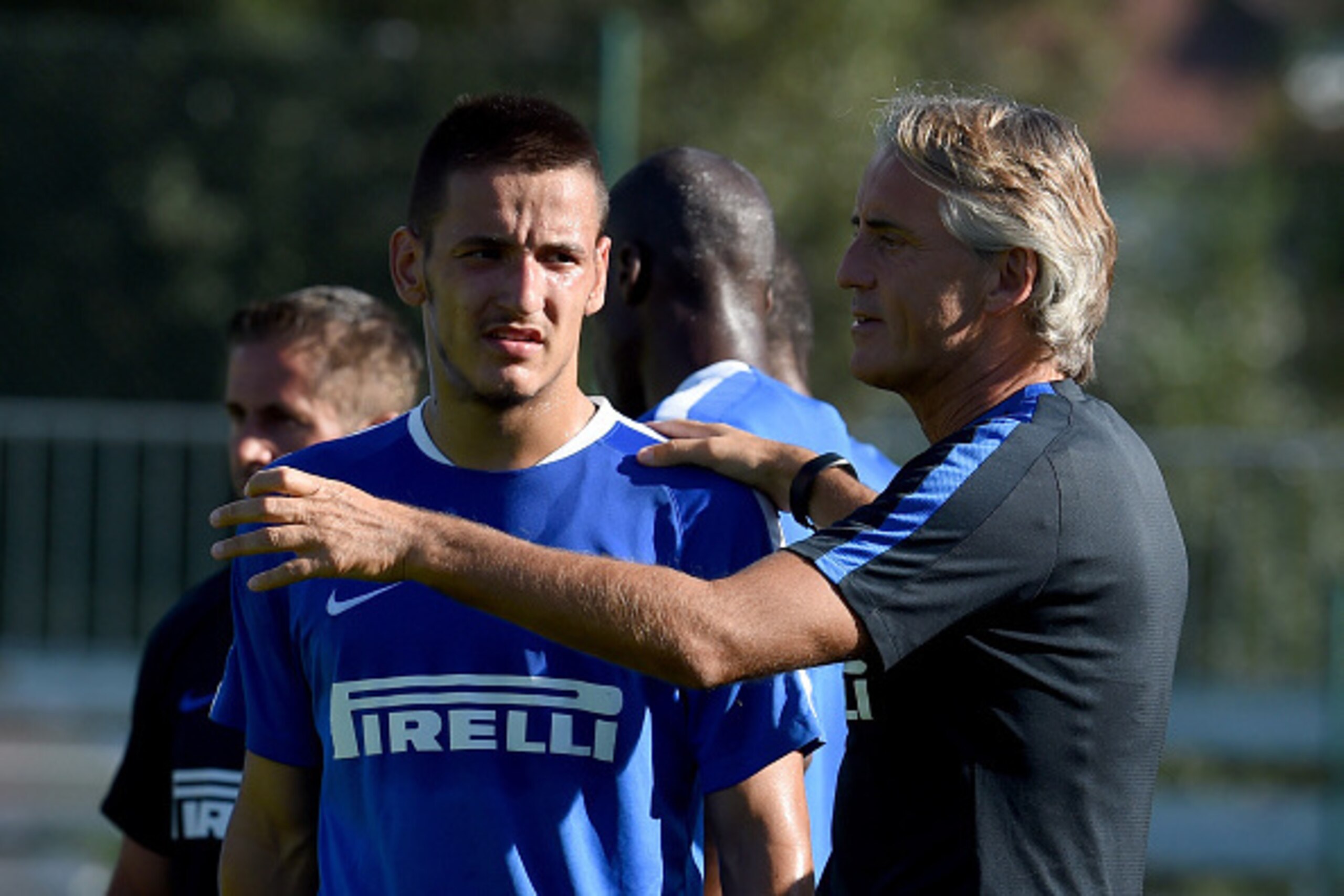 BRUNECK, ITALY - AUGUST 05:  Head coach Roberto Mancini (R) and Rey Manaj during a FC Internazionale training session on August 5, 2015 in Bruneck, Italy.  (Photo by Claudio Villa - Inter/Getty Images)