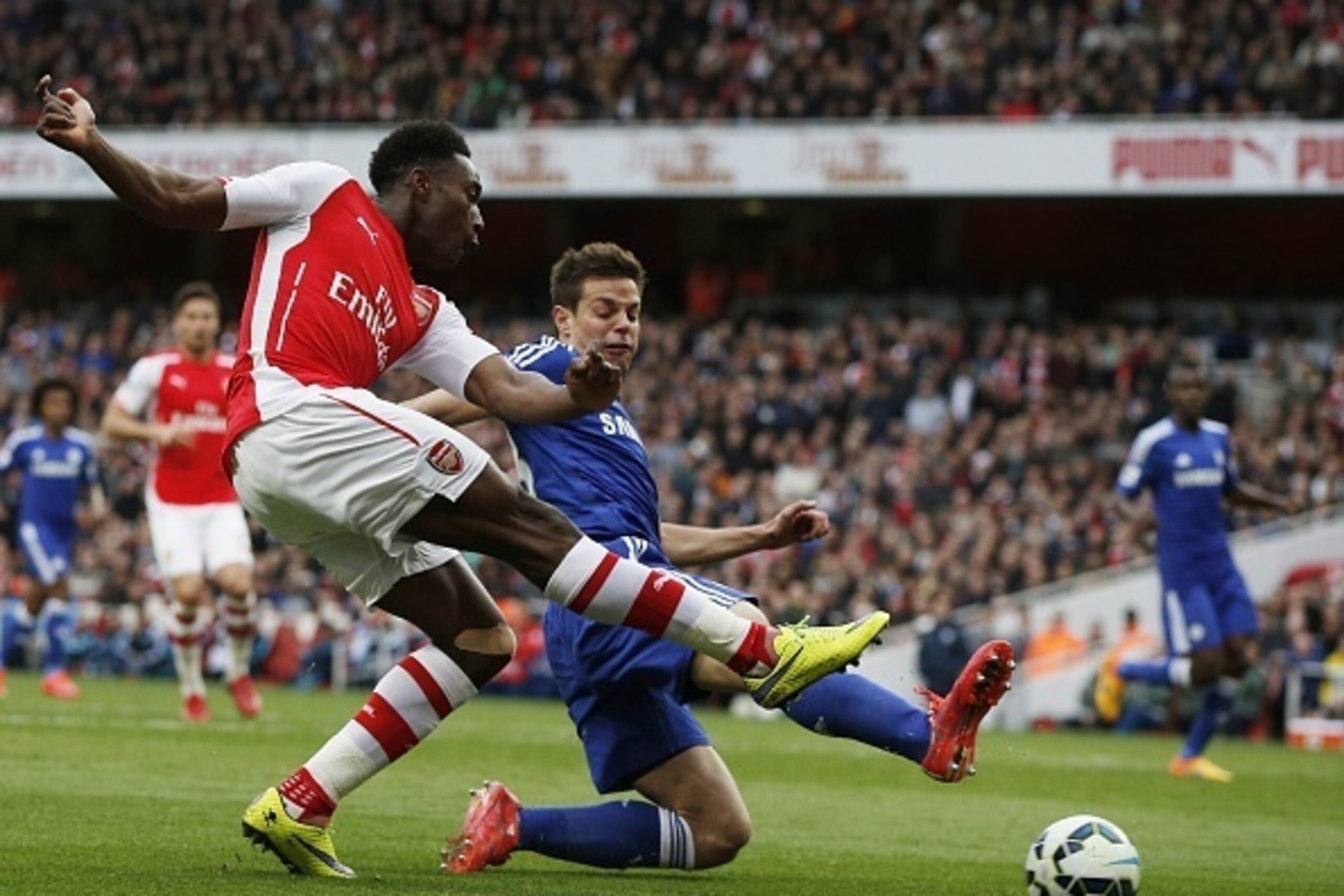 Arsenal's English striker Danny Welbeck (L) cross the ball past Chelsea's Spanish defender Cesar Azpilicueta during the English Premier League football match between Arsenal and Chelsea at the Emirates Stadium in London on April 26, 2015.
AFP PHOTO / ADRI
