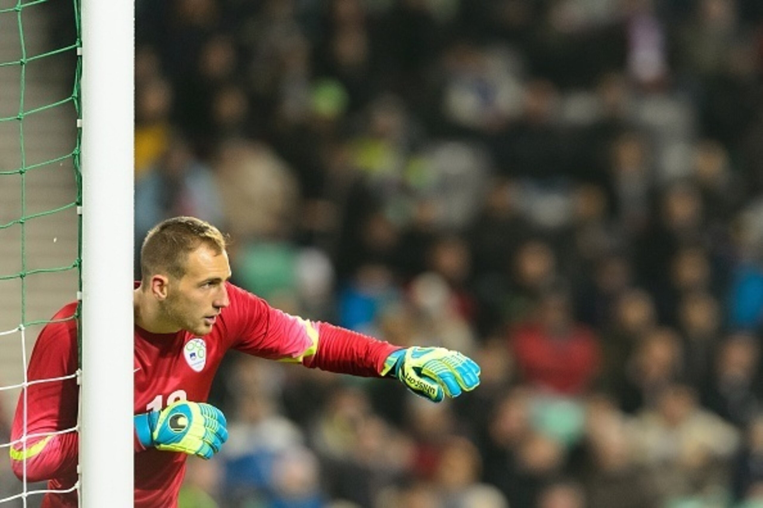 Slovenia's goalkeeper Jan Oblak sets up his defence on November 18, 2014 during an international friendly football match between Slovenia and Colombia in Ljubljana.  AFP PHOTO / Jure Makovec        (Photo credit should read Jure Makovec/AFP/Getty Images)