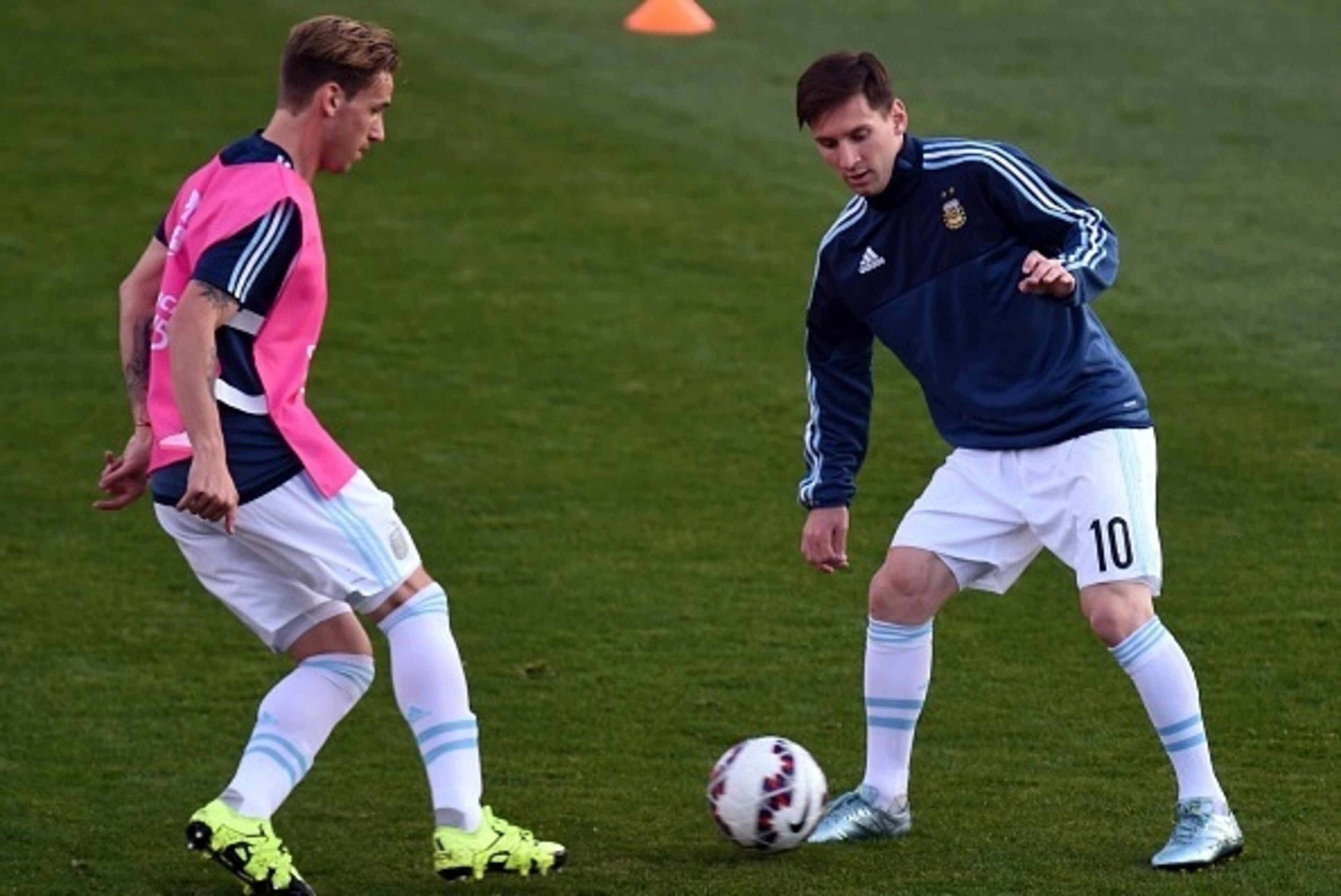 Argentina's forward Lionel Messi controls the ball next to his teammate Lucas Biglia before the 2015 Copa America football championship match, in Vina del Mar, on June 20, 2015. AFP PHOTO / PABLO PORCIUNCULA (Photo credit should read PABLO PORCI Argentina's forward Lionel Messi controls the ball next to his teammate Lucas Biglia before the 2015 Copa America football championship match, in Vina del Mar, on June 20, 2015. AFP PHOTO / PABLO PORCIUNCULA (Photo credit should read PABLO PORCI
