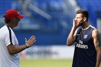 Paris Saint-Germain's French head coach Laurent Blanc (L) speaks with Paris Saint-Germain's Italian midfielder Thiago Motta  during a training session at Saputo stadium in Montreal on July 31, 2015 on the eve of the French Trophy of Champions football mat