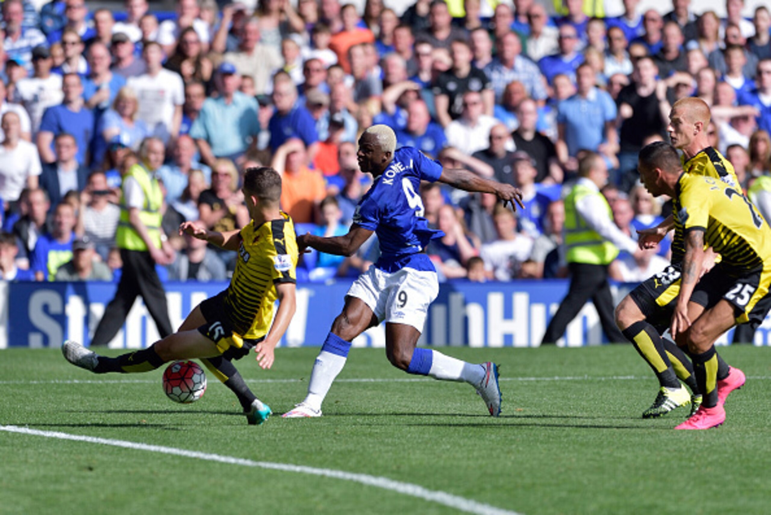 LIVERPOOL, ENGLAND - AUGUST 08:  Arouna Kone scores during the Premier League match between Everton and Watford at Goodison Park on August 08, 2015 in Liverpool, England.  (Photo by Tony McArdle/Everton FC via Getty Images)
