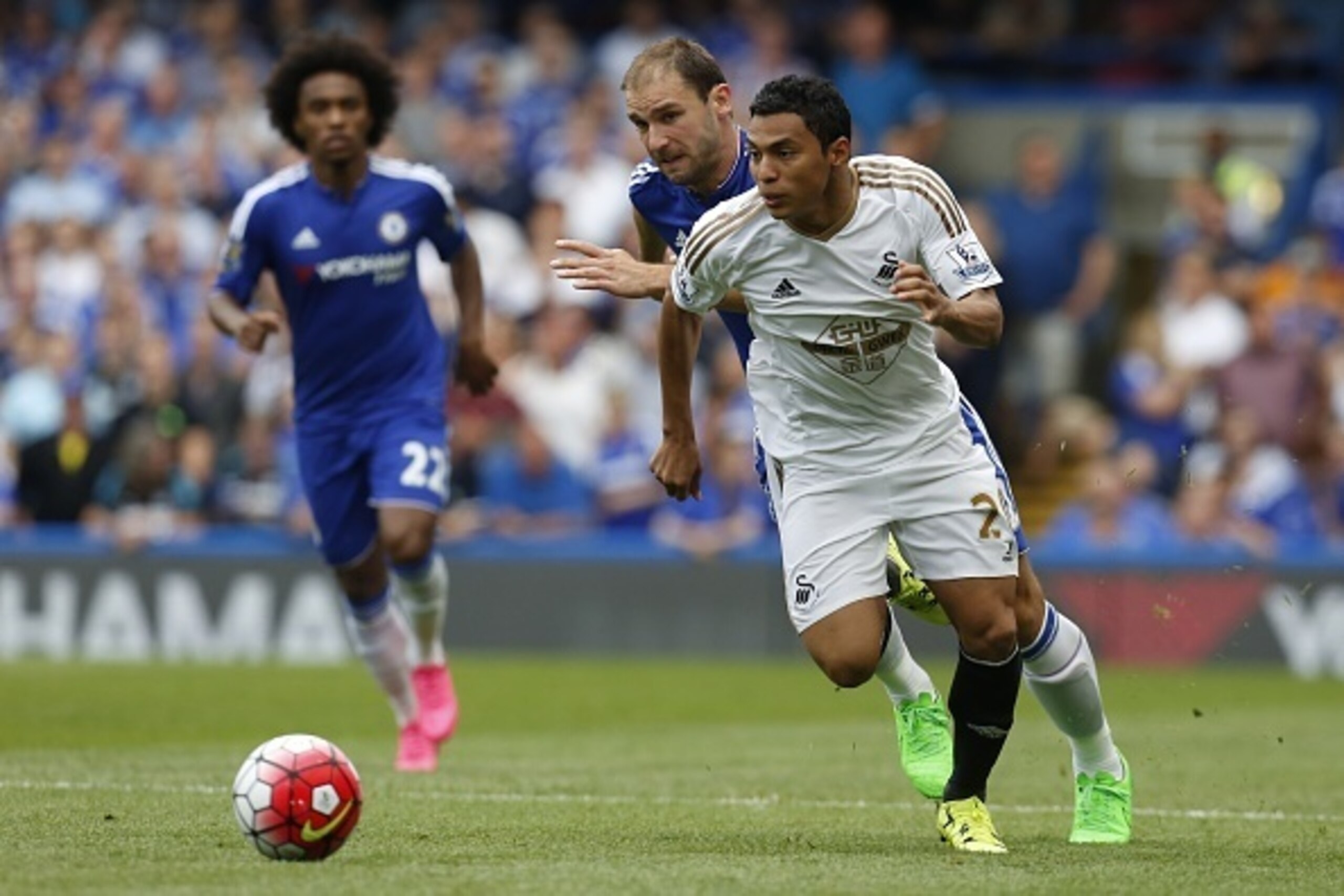 Swansea City's Ecuadorian midfielder Jefferson Montero (R) vies with Chelsea's Serbian defender Branislav Ivanovic (2R) during the English Premier League football match between Chelsea and Swansea City at Stamford Bridge in London on August 8, 2015. AFP P