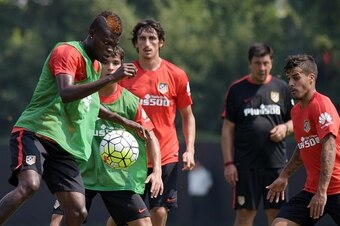 Atletico Madrid's new football signing Montenegrin Stefan Savic  (C back) attends a training session one day before the friendly football match between SIPG Shanghai and Atletico Madrid in Shanghai on August 3, 2015.    AFP PHOTO / JOHANNES EISELE        