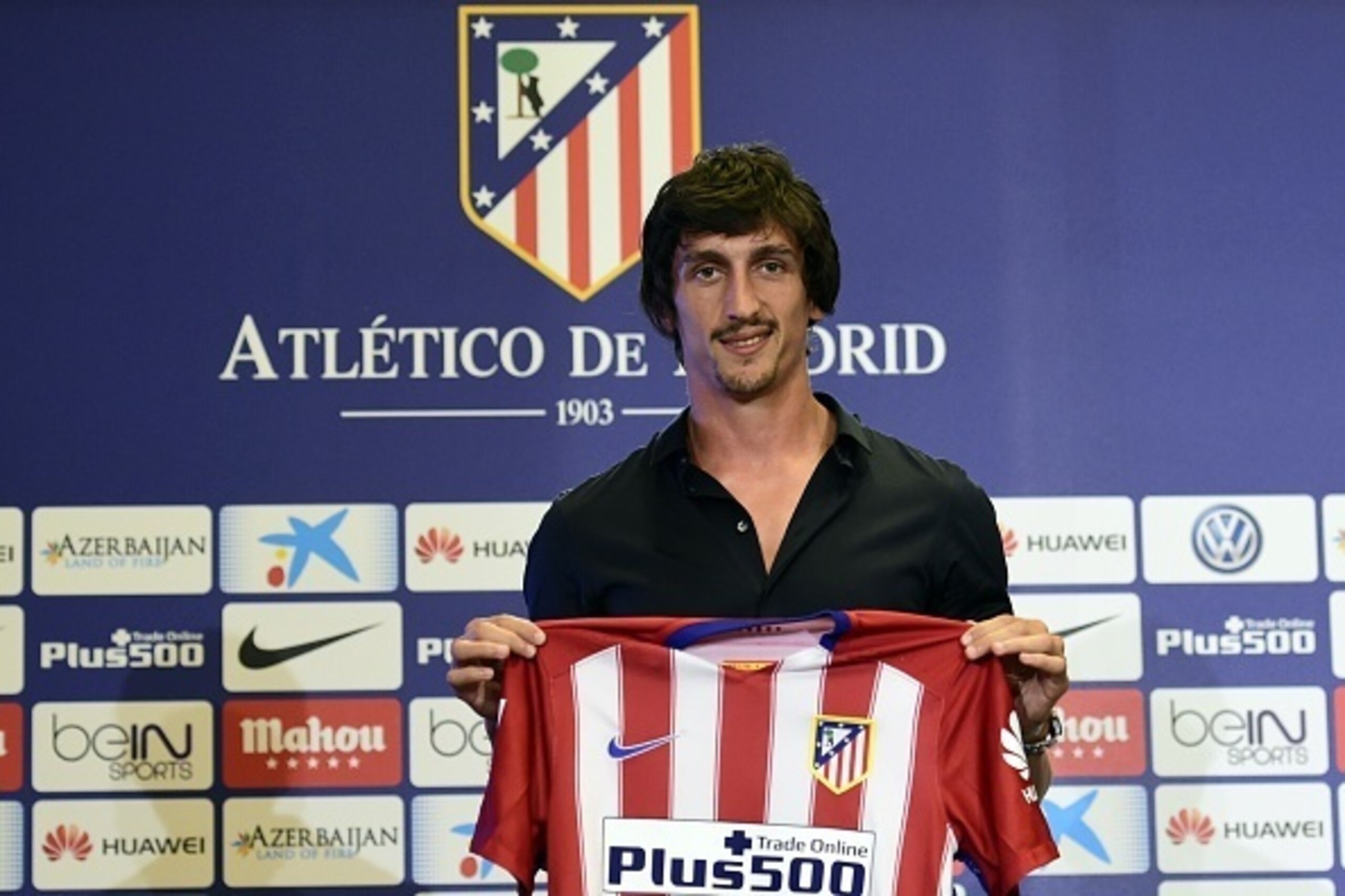 Atletico de Madrid's new football signing Montenegrin Stefan Savic poses with his new shirt during his presentation at Vicente Calderon stadium in Madrid on July 27, 2015.  AFP PHOTO / JAVIER SORIANO        (Photo credit should read JAVIER SORIANO/AFP/Get