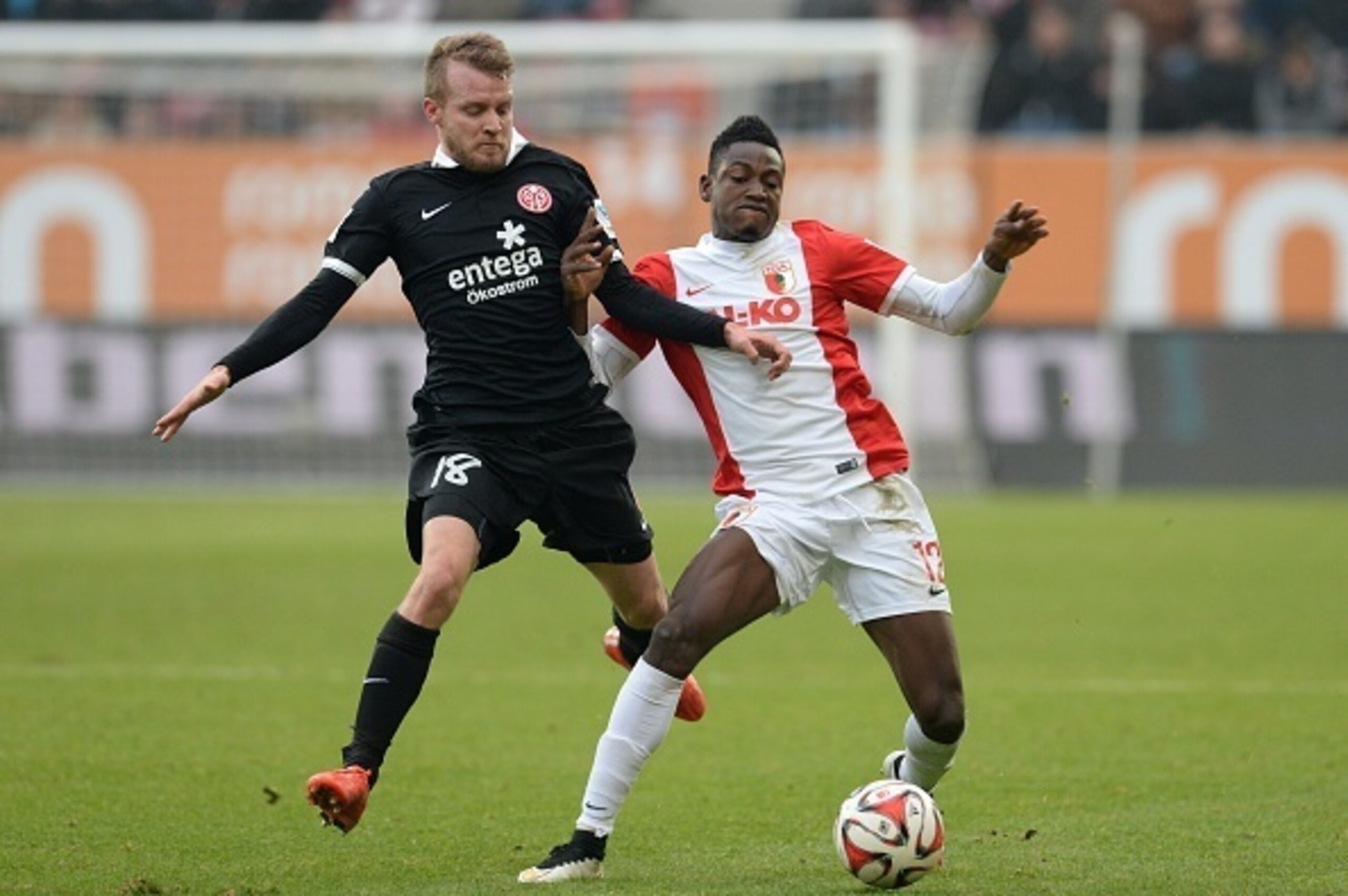 Augsburg's Ghanaian defender Abdul Rahman Baba (R) and Mainz's defender Daniel Bengtsson (L) vie for the ball during the German first division Bundesliga football match FC Augsburg v Mainz 05 in Augsburg, southern Germany, on March 14, 2015. AFP PHOTO /  