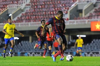 BARCELONA, SPAIN - MARCH 18:  Adama Traore of FC Barcelona scores his team's fourth goal during the UEFA Youth League Quarter FInal match between FC Barcelona U19 and Arsenal U19 at Mini Estadi on March 18, 2014 in Barcelona, Spain.  (Photo by David Ramos