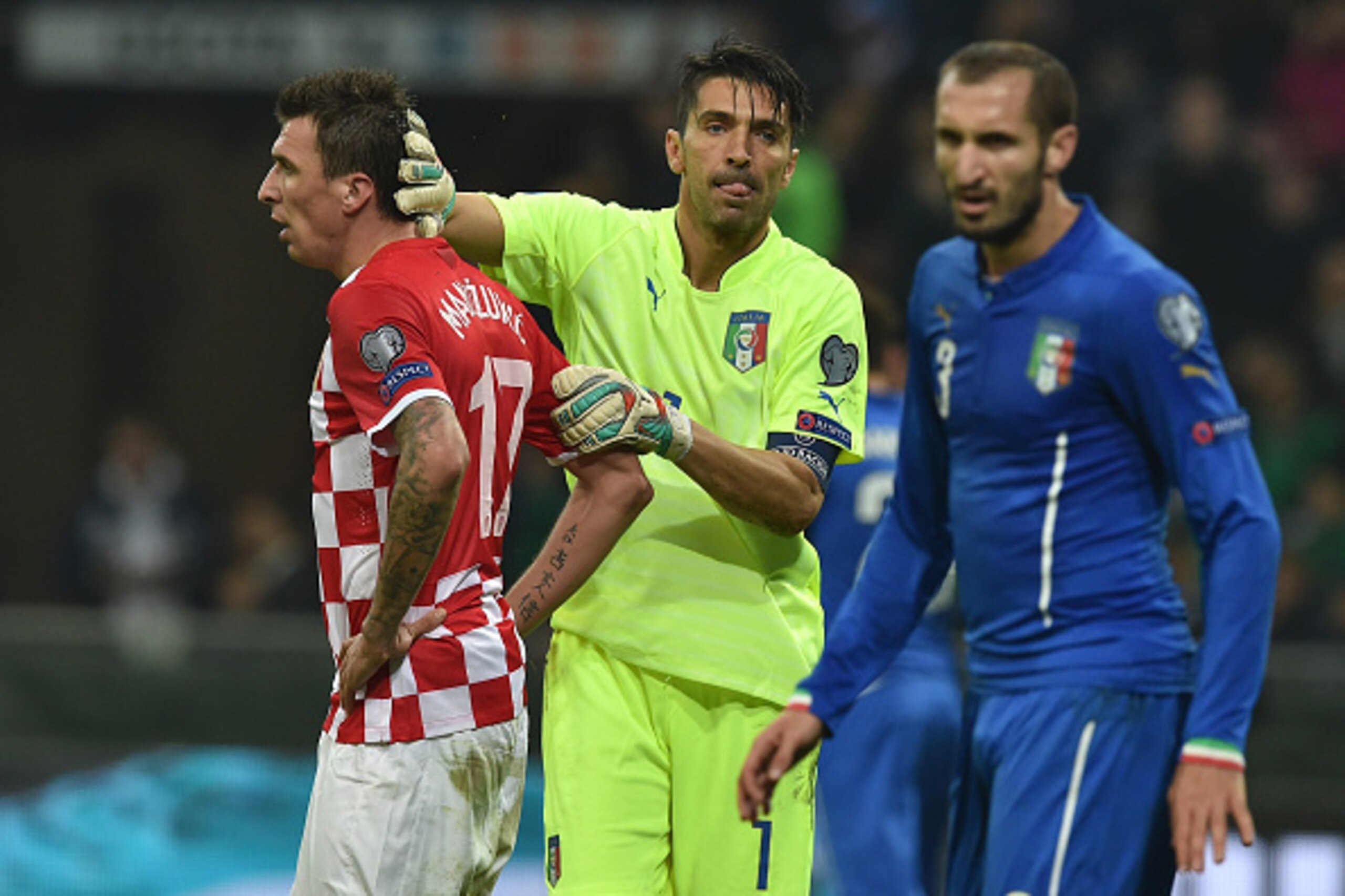 MILAN, ITALY - NOVEMBER 16:  Gianluigi Buffon (C) of Italy and Mario Mandzukic of Croatia during the EURO 2016 Group H Qualifier match between Italy and Croatia at Stadio Giuseppe Meazza on November 16, 2014 in Milan, Italy.  (Photo by Valerio Pennicino/G