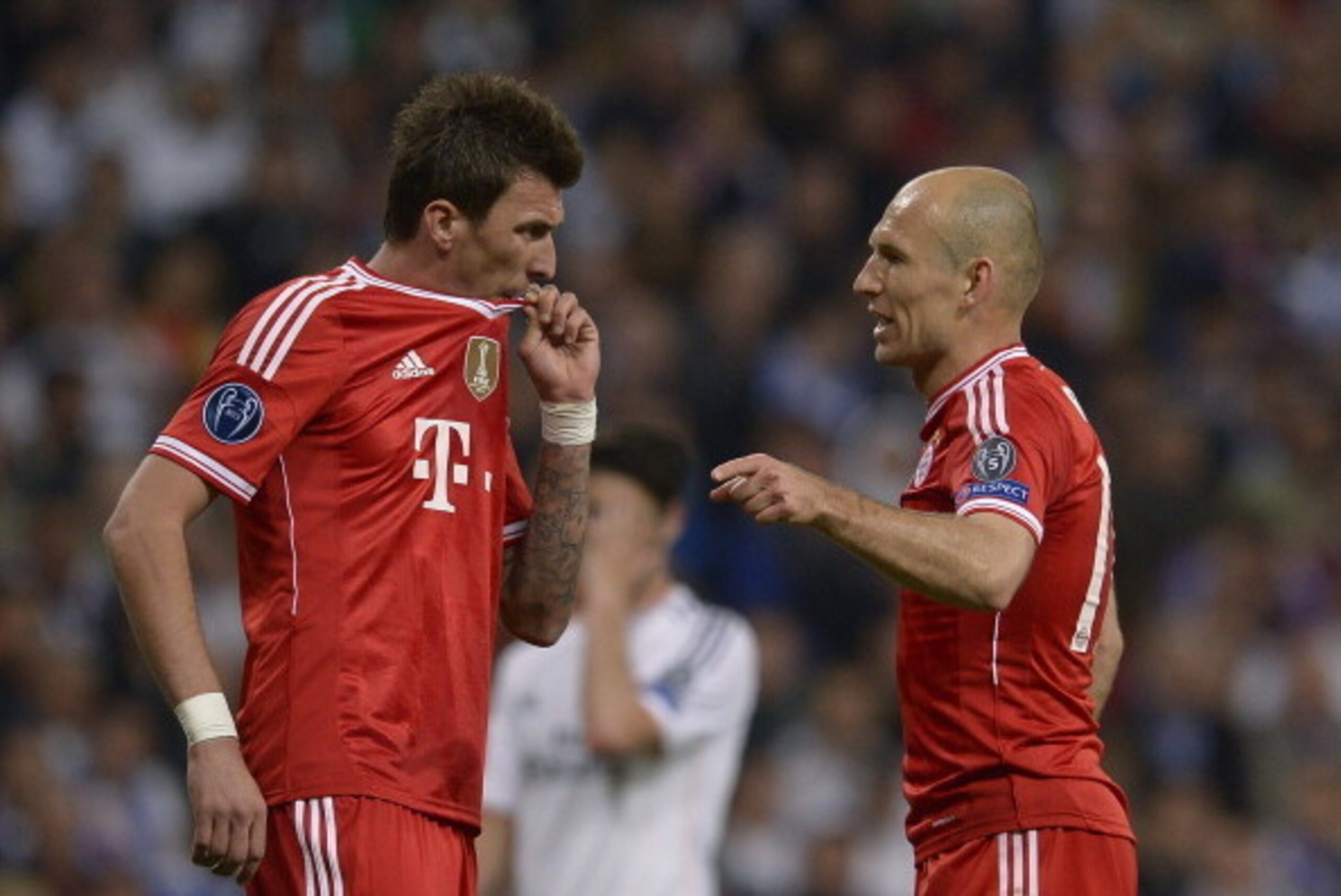 Bayern Munich's Croatian forward Mario Mandzukic (L) and Bayern Munich's Dutch midfielder Arjen Robben react after the UEFA Champions League semifinal first leg football match Real Madrid CF vs FC Bayern Munchen at the Santiago Bernabeu stadium in Madrid 