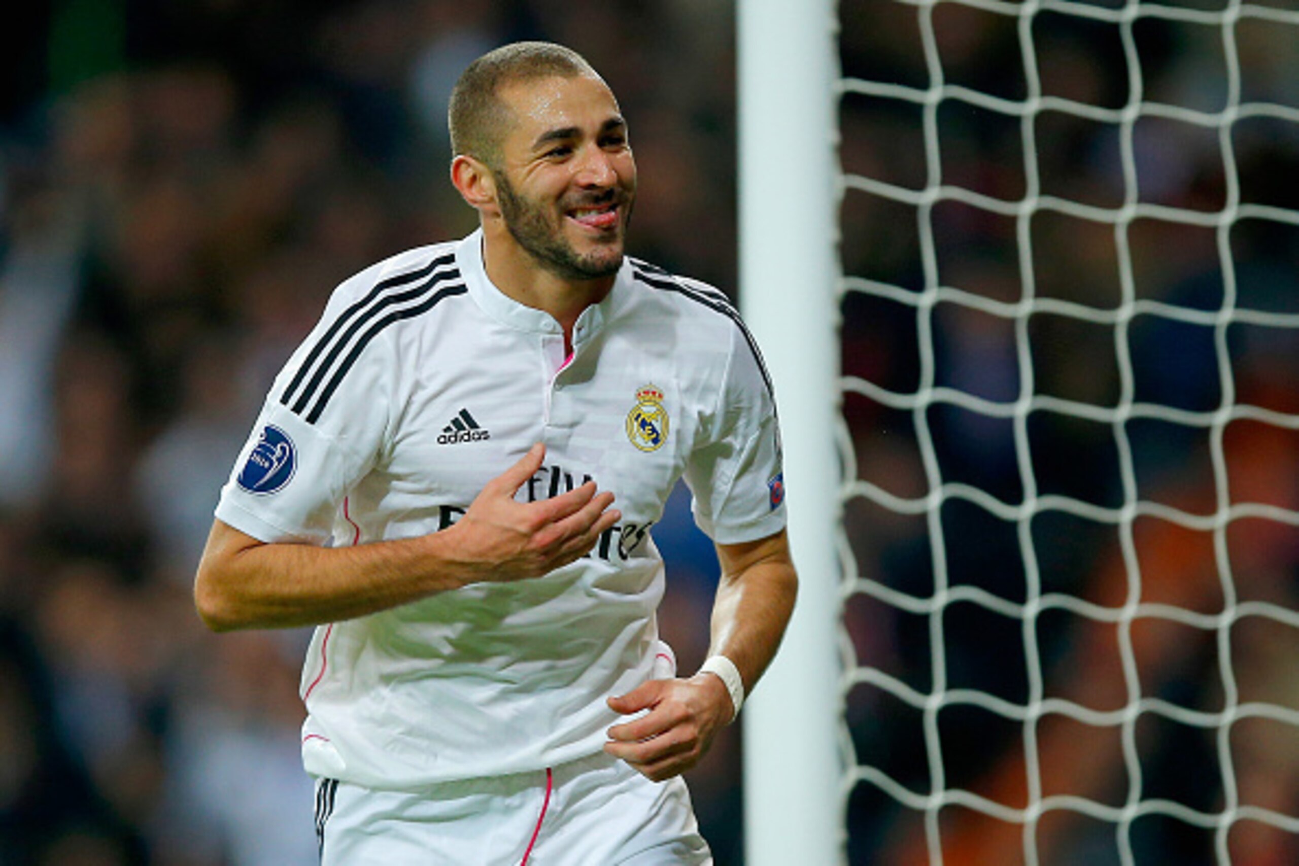 MADRID, SPAIN - NOVEMBER 04:  Karim Benzema of Real Madrid CF celebrates scoring the opening goal during the UEFA Champions League Group B match between Real Madrid CF and Liverpool FC at Estadio Santiago Bernabeu on November 4, 2014 in Madrid, Spain.  (P