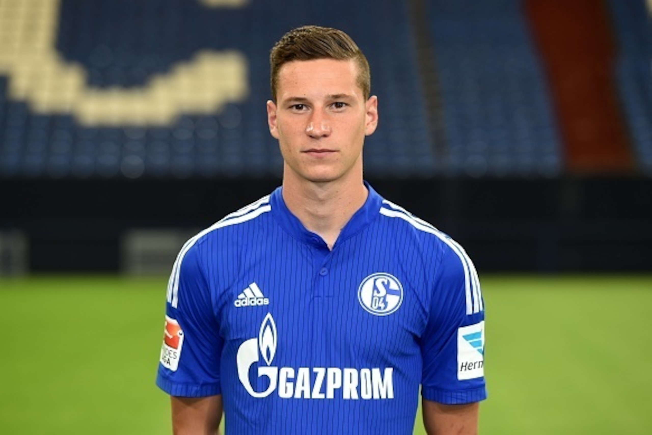 Schalke's midfielder Julian Draxler poses during the team presentation of Schalke 04 on July 17, 2015 in Gelsenkirchen, western Germany. AFP PHOTO / PATRIK STOLLARZ        (Photo credit should read PATRIK STOLLARZ/AFP/Getty Images)