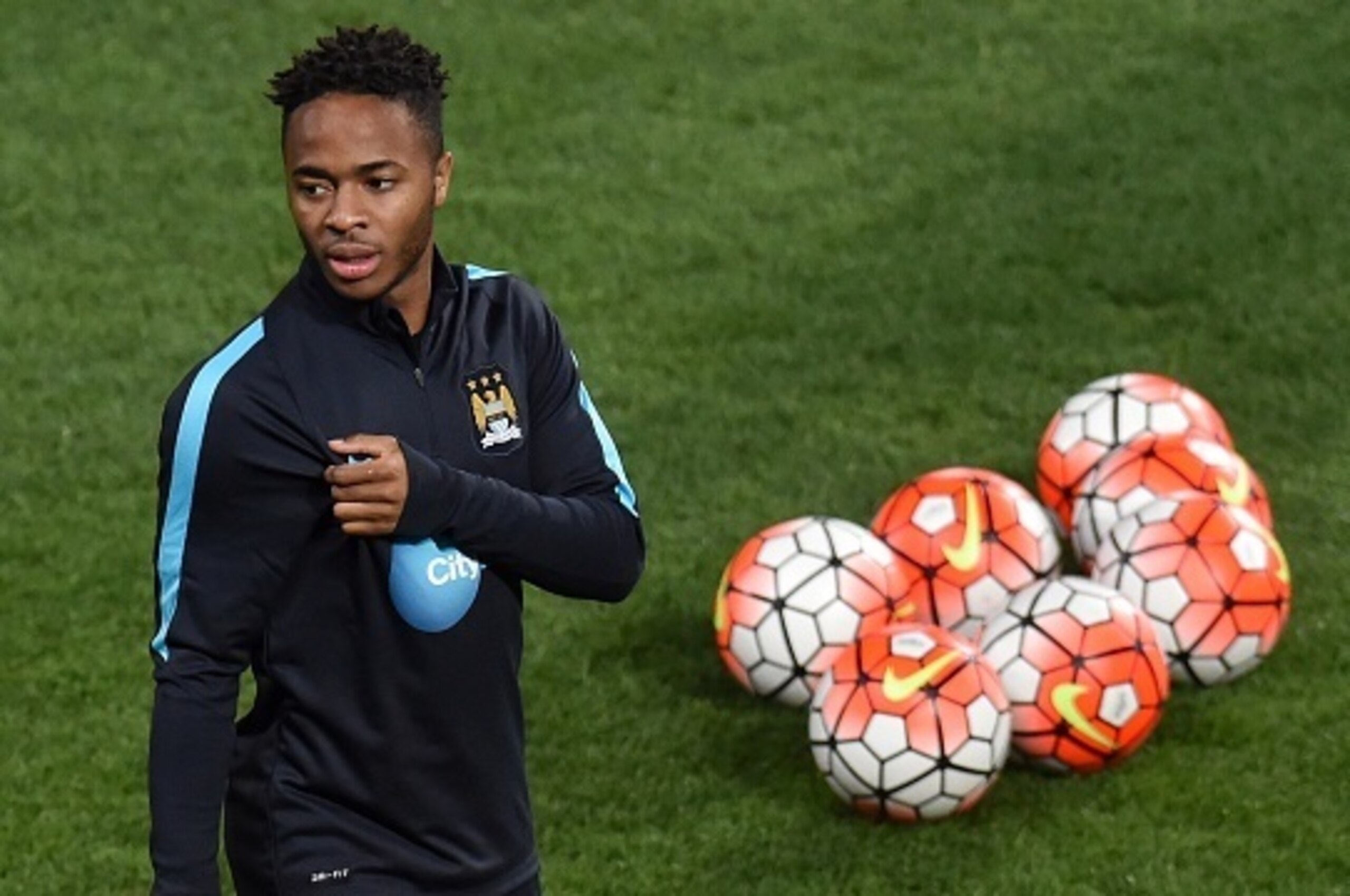 Manchester City midfielder Raheem Sterling warms up for a team training session during the International Champions Cup football tournament in Melbourne on July 23, 2015. AFP PHOTO / Paul CROCK -- IMAGE RESTRICTED TO EDITORIAL USE - STRICTLY NO COMMERCIAL 
