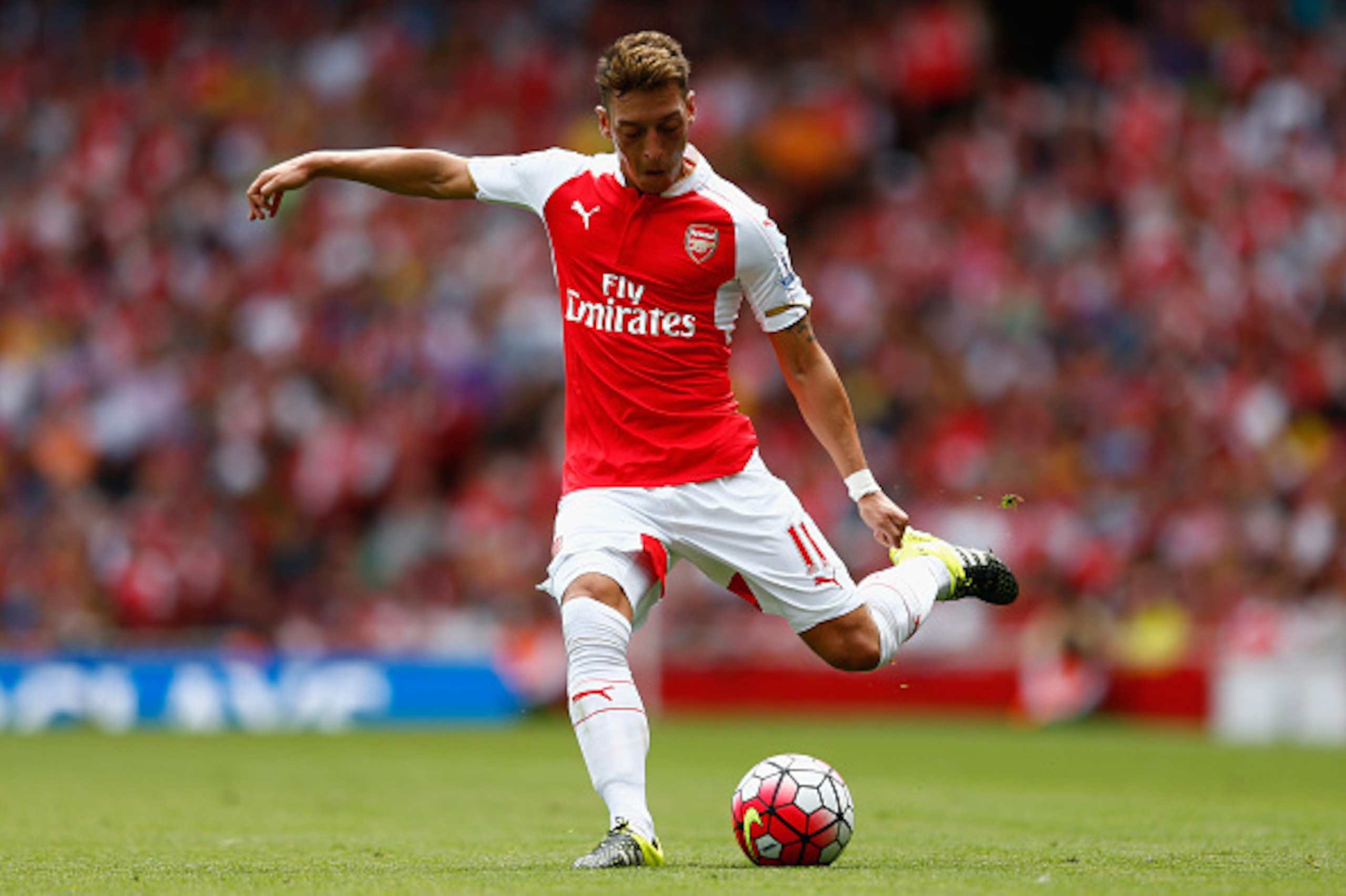 LONDON, ENGLAND - AUGUST 09:  Mesut Ozil of Arsenal in action during the Barclays Premier League match between Arsenal and West Ham United at the Emirates Stadium on August 9, 2015 in London, England.  (Photo by Julian Finney/Getty Images)