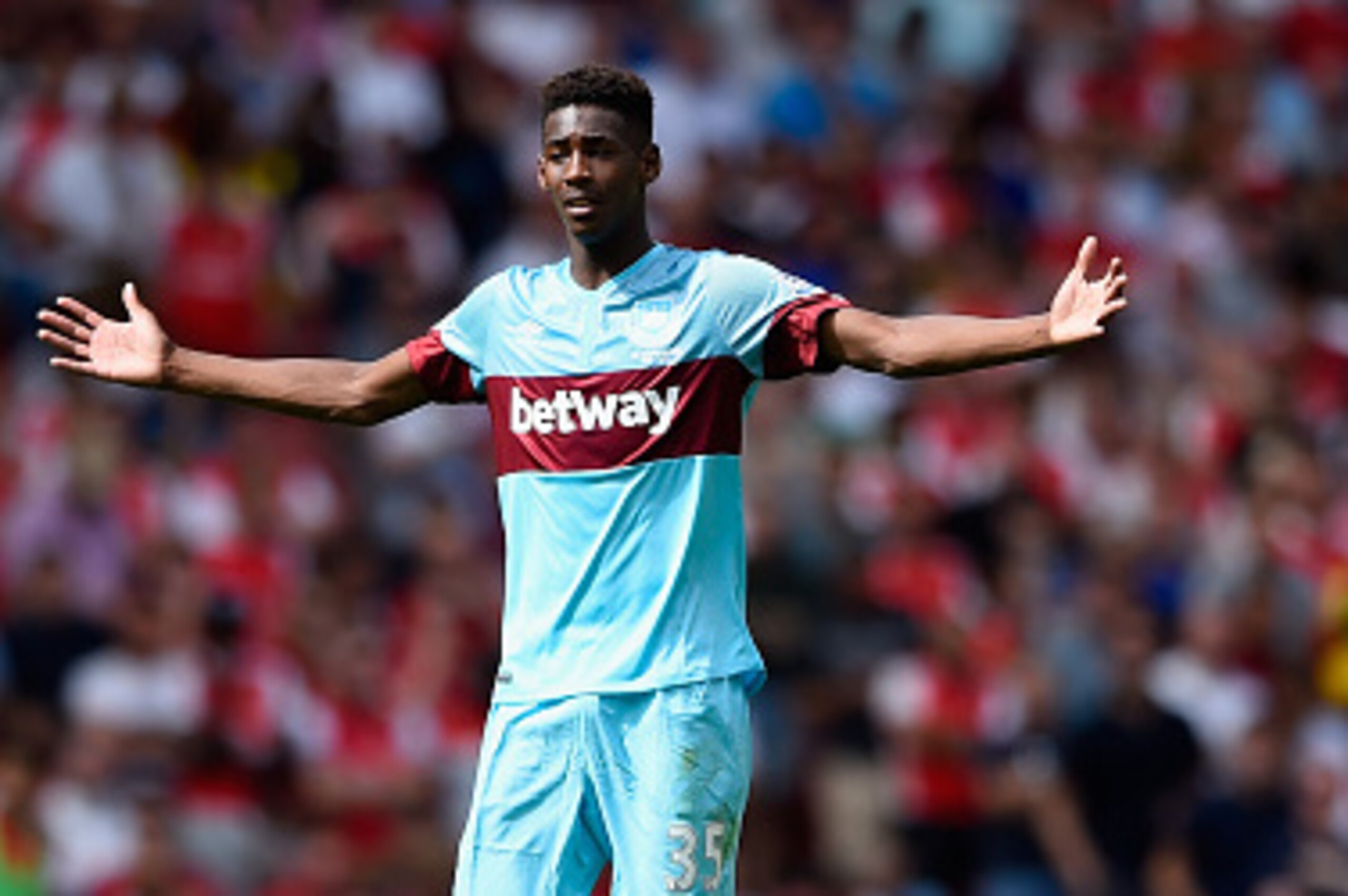 LONDON, ENGLAND - AUGUST 09:  Reece Oxford of West Ham in action during the Barclays Premier League match between Arsenal and West Ham United at Emirates Stadium on August 9, 2015 in London, England.  (Photo by Mike Hewitt/Getty Images)