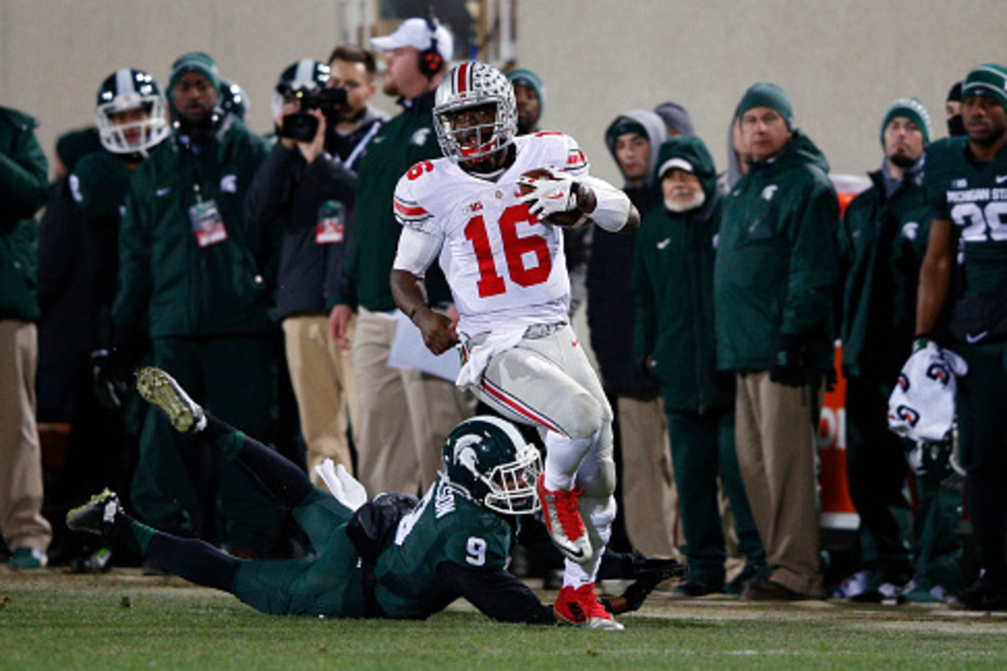 EAST LANSING, MI - NOVEMBER 8: J.T. Barrett #16 of the Ohio State Buckeyes runs for a 55-yard gain against the Michigan State Spartans during the game at Spartan Stadium on November 8, 2014 in East Lansing, Michigan. Ohio State defeated Michigan State 49-