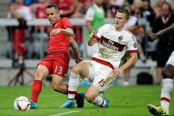 (L-R) Rafinha of FC Bayern Munchen, Rodrigo Ely of AC Milan during the AUDI Cup match between FC Bayern Munich and AC Milan on August 4, 2015 at the Allianz Arena in Munich, Germany(Photo by VI Images via Getty Images)