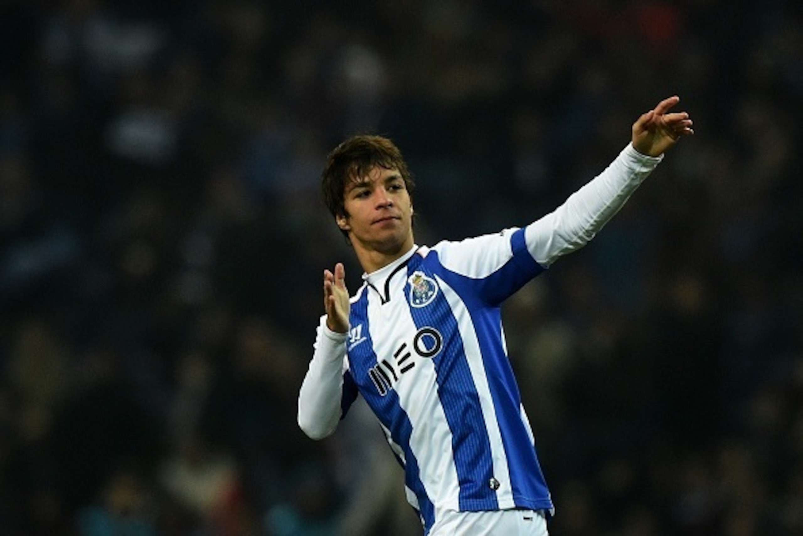 Porto's Spanish midfielder Oliver Torres celebrates after scoring during the Portuguese league football match FC Porto vs CF Os Belenenses at the Dragao stadium in Porto on January 10, 2015.  AFP PHOTO/ FRANCISCO LEONG        (Photo credit should read FRA