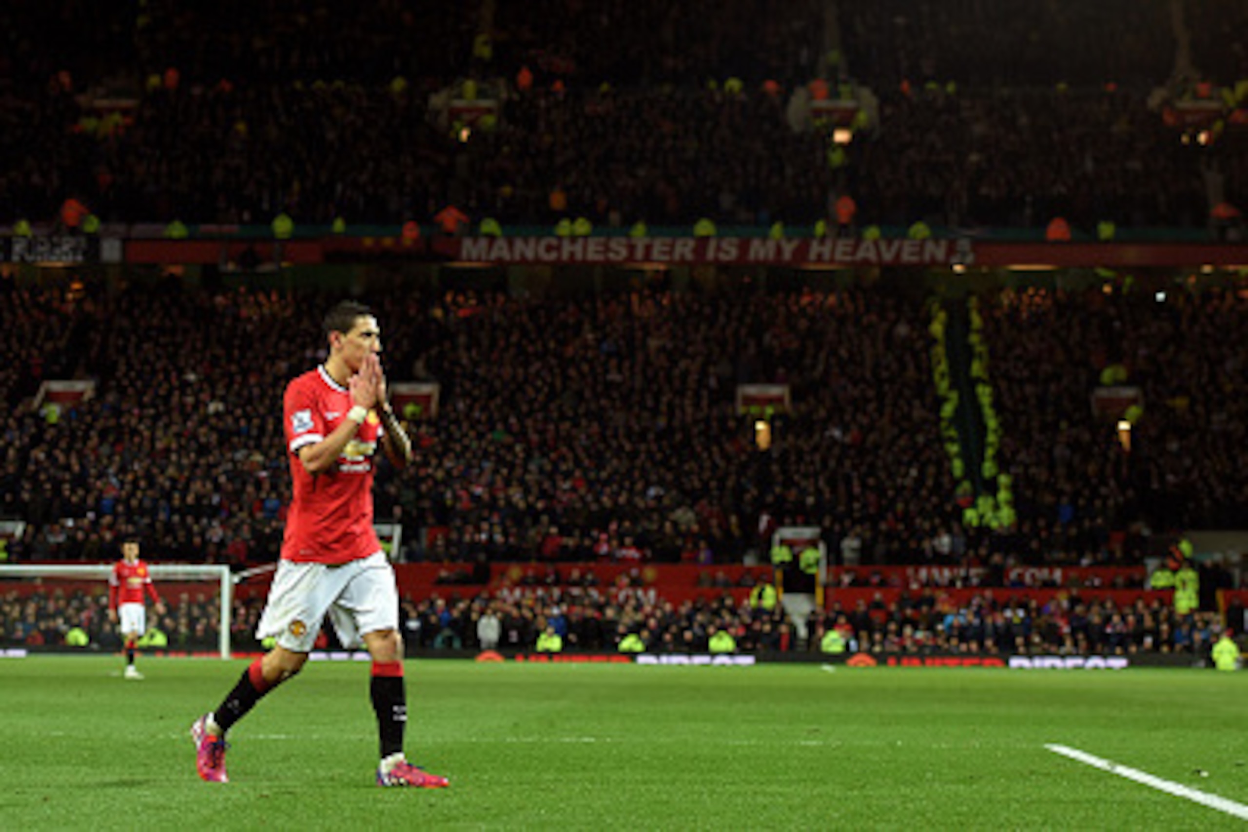 MANCHESTER, ENGLAND - MARCH 09:  A dejected Angel di Maria of Manchester United walks off the pitch after receiving the red card from referee Michael Oliver during the FA Cup Quarter Final match between Manchester United and Arsenal at Old Trafford on Mar