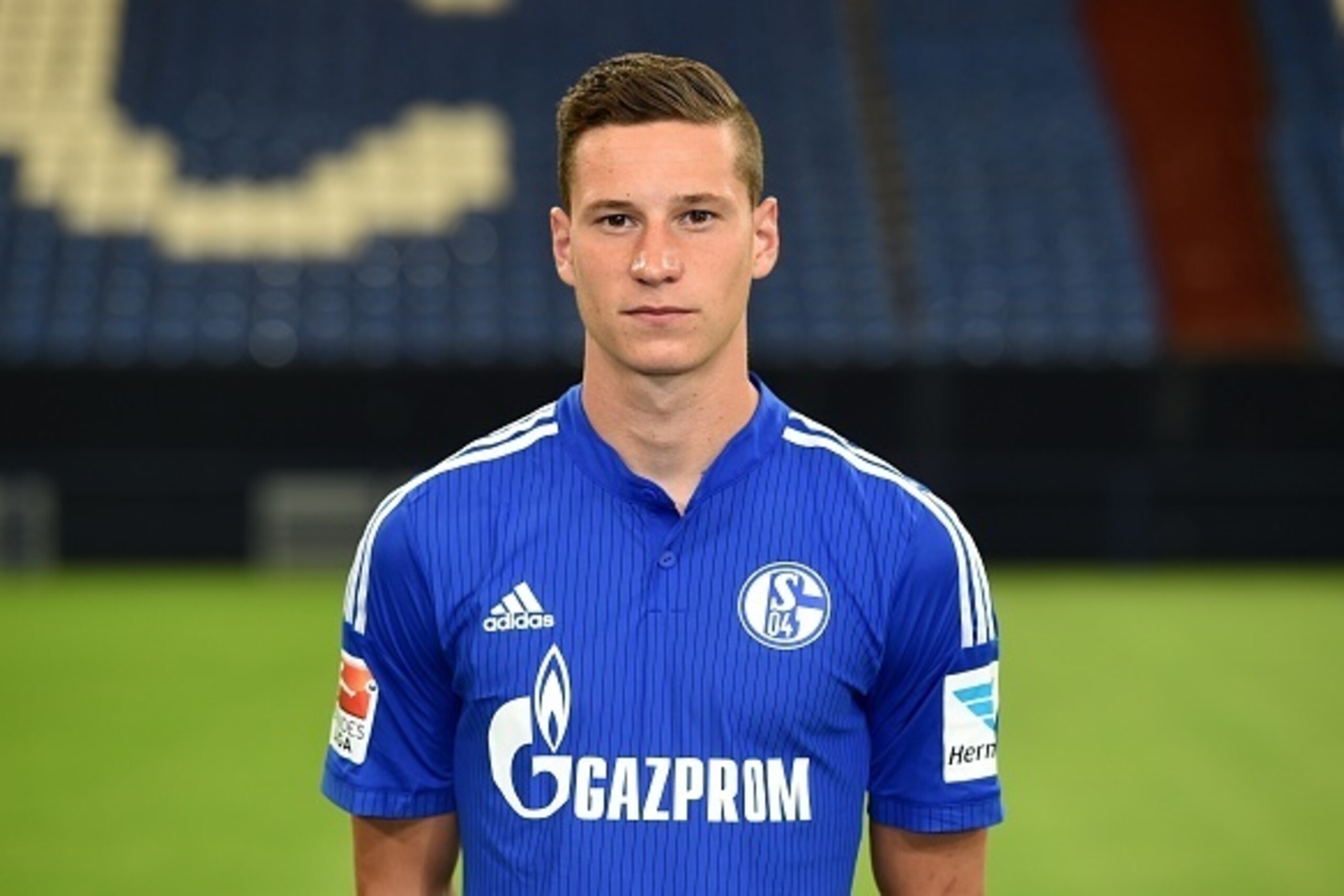 Schalke's midfielder Julian Draxler poses during the team presentation of Schalke 04 on July 17, 2015 in Gelsenkirchen, western Germany. AFP PHOTO / PATRIK STOLLARZ        (Photo credit should read PATRIK STOLLARZ/AFP/Getty Images)