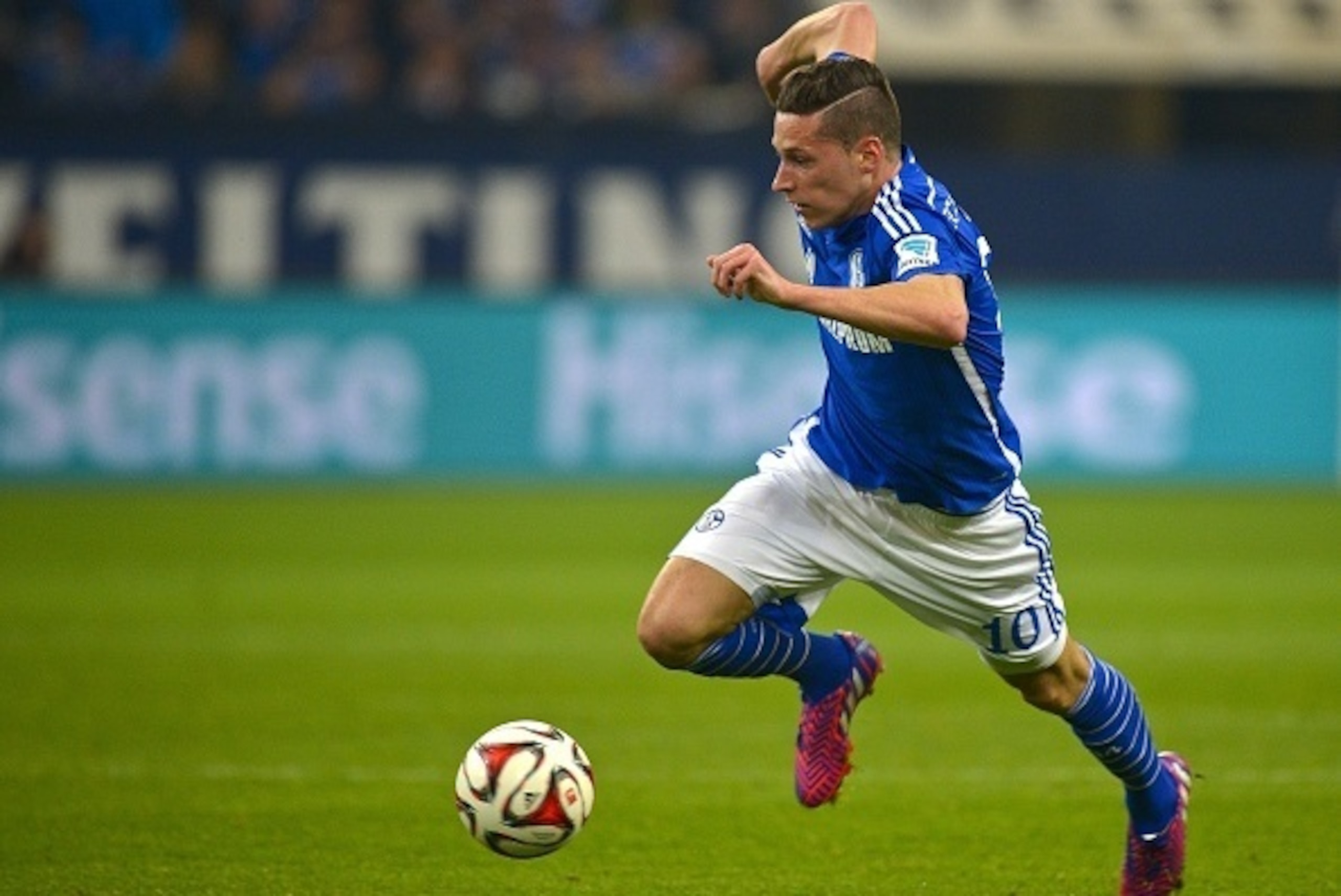 Schalke's Julian Draxler  vies for the ball during the German first division Bundesliga football match between FC Schalke 04 v SC Freiburg in Gelsenkirchen,Germany, on April 11, 2015.  AFP PHOTO / SASCHA SCHUERMANN 

RESTRICTIONS - DFL RULES TO LIMIT THE 