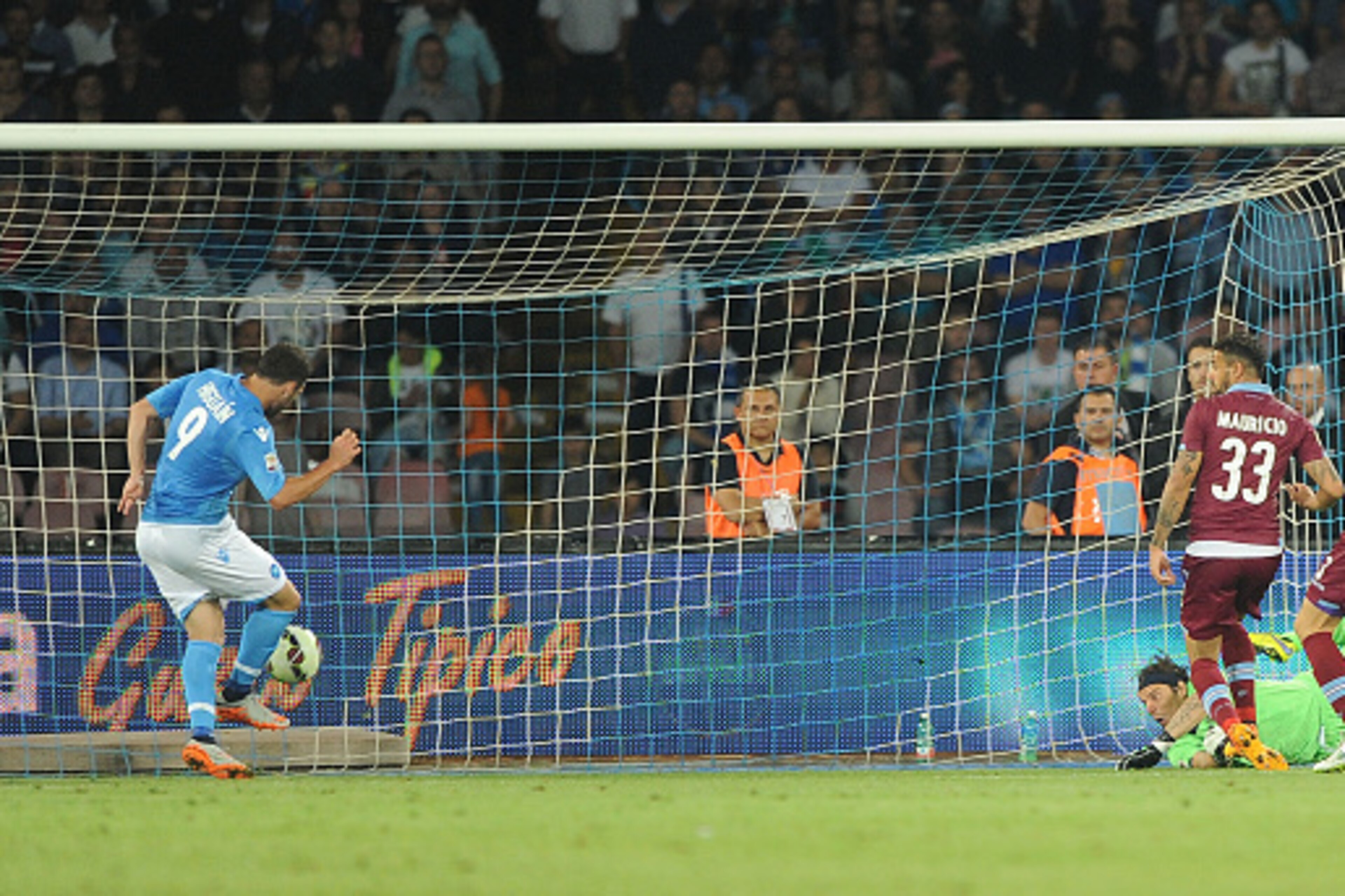 NAPLES, ITALY - MAY 31: Napoli's player Gonzalo Gerardo Higuain scores the goal of 2-1 during the Serie A match between SSC Napoli and SS Lazio at Stadio San Paolo on May 31, 2015 in Naples, Italy. (Photo by Francesco Pecoraro/Getty Images)