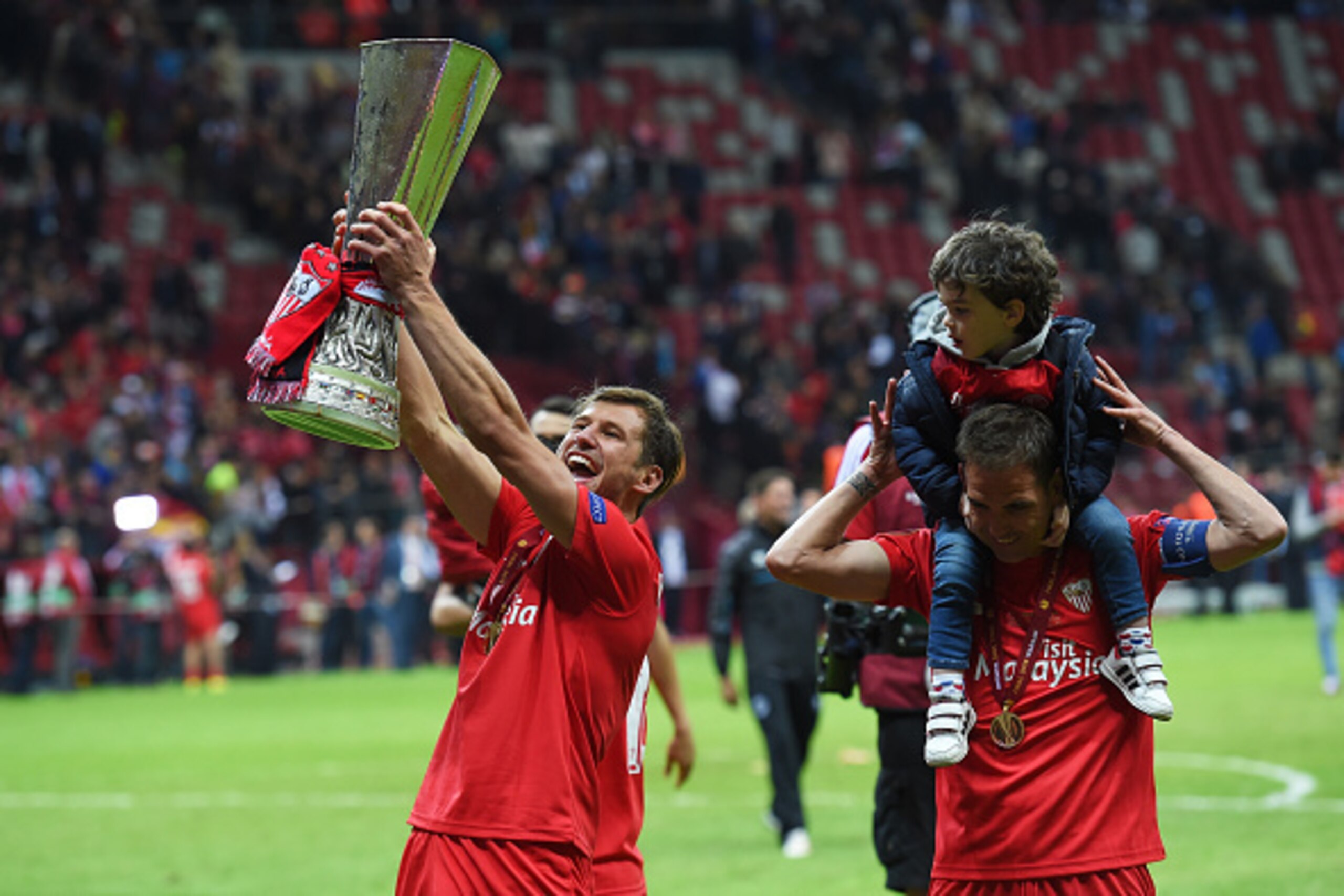 WARSAW, POLAND - MAY 27:  Grzegorz Krychowiak of Sevilla celebrates with the trophy after the UEFA Europa League Final match between FC Dnipro Dnipropetrovsk and FC Sevilla on May 27, 2015 in Warsaw, Poland.  (Photo by Michael Regan/Getty Images)