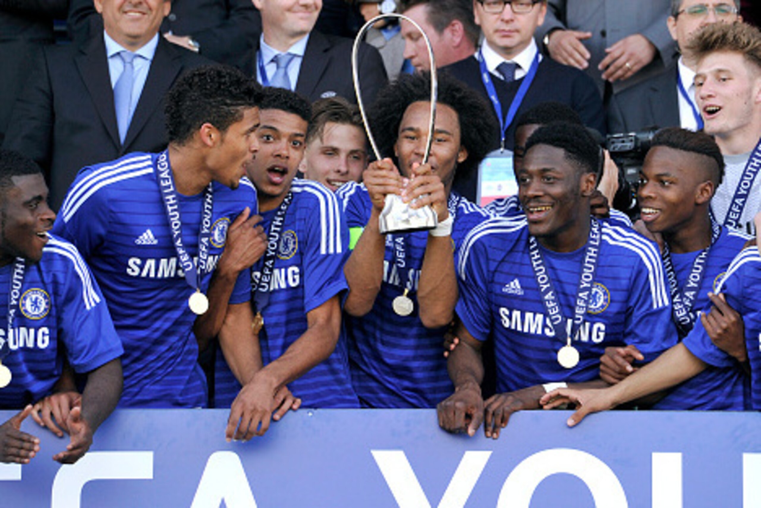 NYON, SWITZERLAND - APRIL 13:  Isaiah Brown (C) and his teammates of Chelsea FC celebrates Chelsea FC victory with the Lennart Johansson trophy following the UEFA Youth League final match between FC Shakhtar Donetsk and Chelsea FC at Colovray on April 13,