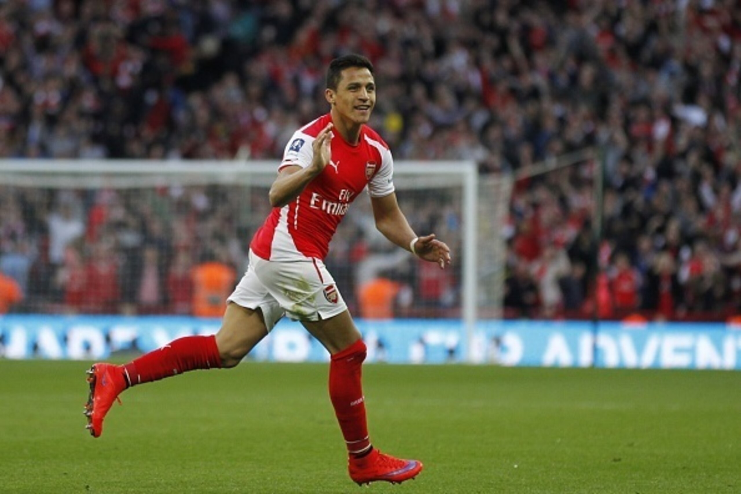 Arsenal's Chilean striker Alexis Sanchez celebrates scoring his second goal during the FA Cup semi-final between Arsenal and Reading at Wembley stadium in London on April 18, 2015.
AFP PHOTO / IAN KINGTON
NOT FOR MARKETING OR ADVERTISING USE / RESTRICTED 