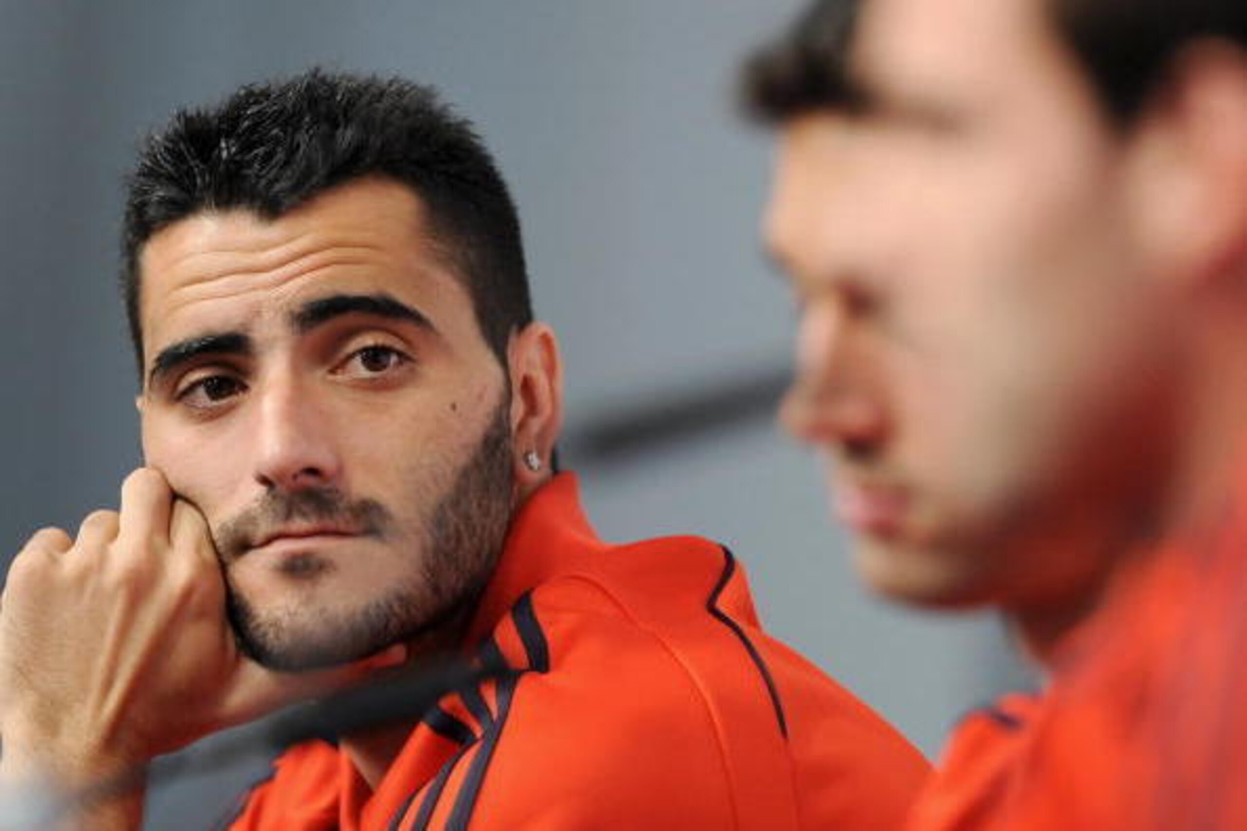 Spain's Dani Guiza (L) watches teammates Fernando Navarro and Alvaro Arbeloa during a press conference after a training session on June 6, 2008 in Neustif near Innsbruck. Spain will play in group D with Rusia, Greece and Sweden during the Euro 2008 footba
