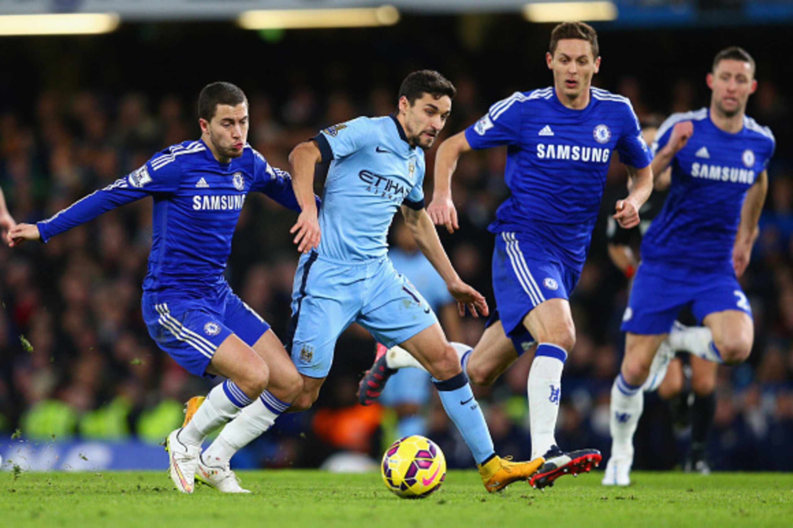 LONDON, ENGLAND - JANUARY 31: Eden Hazard of Chelsea and Jesus Navas of Manchester City battle for the ball during the Barclays Premier League match between Chelsea and Manchester City at Stamford Bridge on January 31, 2015 in London, England.  (Photo by 