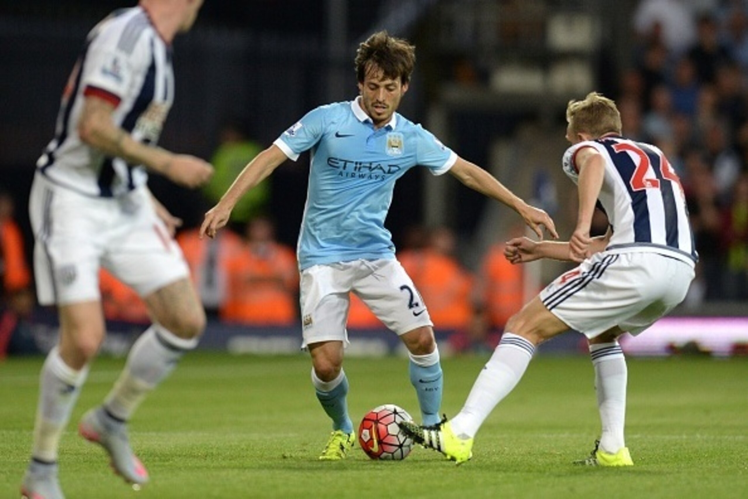 Manchester City's Spanish midfielder David Silva (C) vies with West Bromwich Albion's Scottish midfielder Darren Fletcher during the English Premier League football match between West Bromwich Albion and Manchester City at The Hawthorns in West Bromwich, 