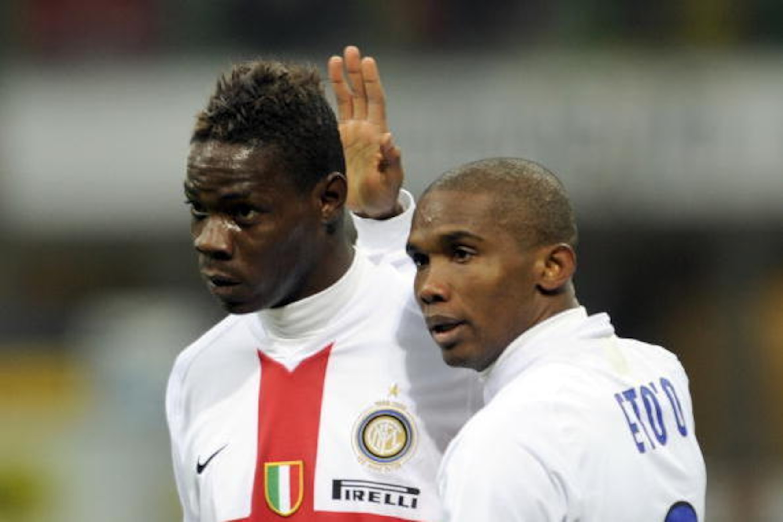 Inter Milan's Cameroonian forward Samuel Eto'o (R) encourages Inter Milan's forward Mario Balotelli during the Italian Serie A football match Inter Milan  against Genoa on March 7, 2010 at San Siro Stadium in Milan. AFP PHOTO DAMIEN MEYER (Photo credit sh