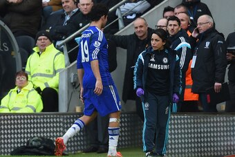 HULL, ENGLAND - MARCH 22:  Diego Costa of Chelsea talks to team doctor Eva Carneiro as he is substituted during the Barclays Premier League match between Hull City and Chelsea at KC Stadium on March 22, 2015 in Hull, England.  (Photo by Michael Regan/Gett