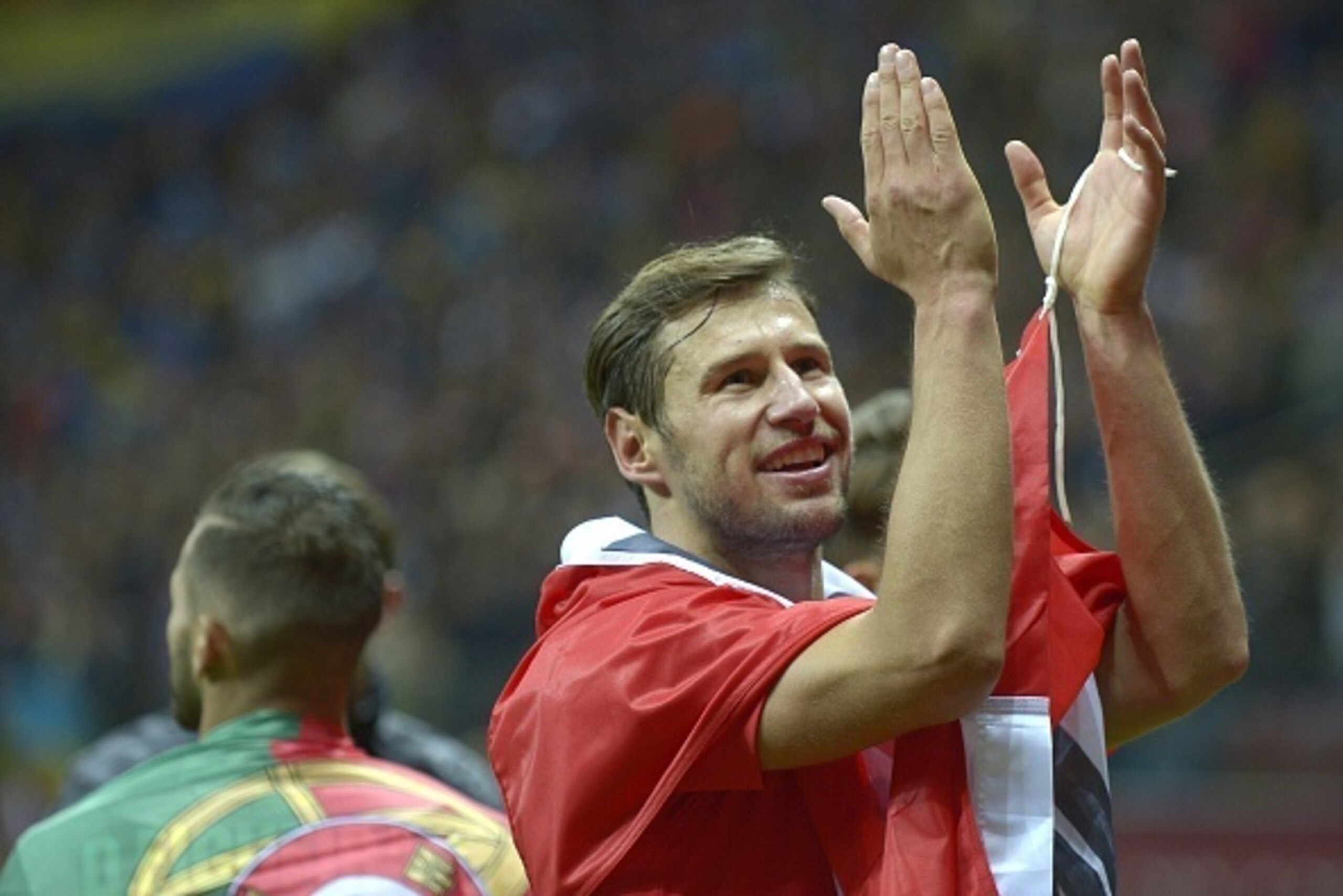 Sevilla's Polish midfielder Grzegorz Krychowiak  celebrates after the UEFA Europa League final football match between FC Dnipro Dnipropetrovsk and Sevilla FC at the Narodowy stadium in Warsaw, Poland on May 27, 2015. Sevilla FC won 2-3.   AFP PHOTO / JORG