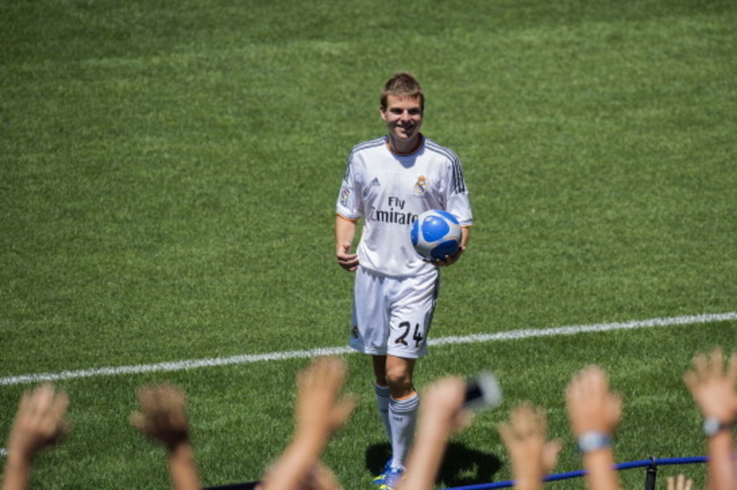 Real Madrid's new player Asier Illarramendi smiles during his official presentation at the Santiago Bernabeu stadium in Madrid on July 13, 2013. Real Madrid on July 12 announced the signing of young Real Sociedad midfielder Asier Illarramendi on a six-yea Real Madrid's new player Asier Illarramendi smiles during his official presentation at the Santiago Bernabeu stadium in Madrid on July 13, 2013. Real Madrid on July 12 announced the signing of young Real Sociedad midfielder Asier Illarramendi on a six-yea